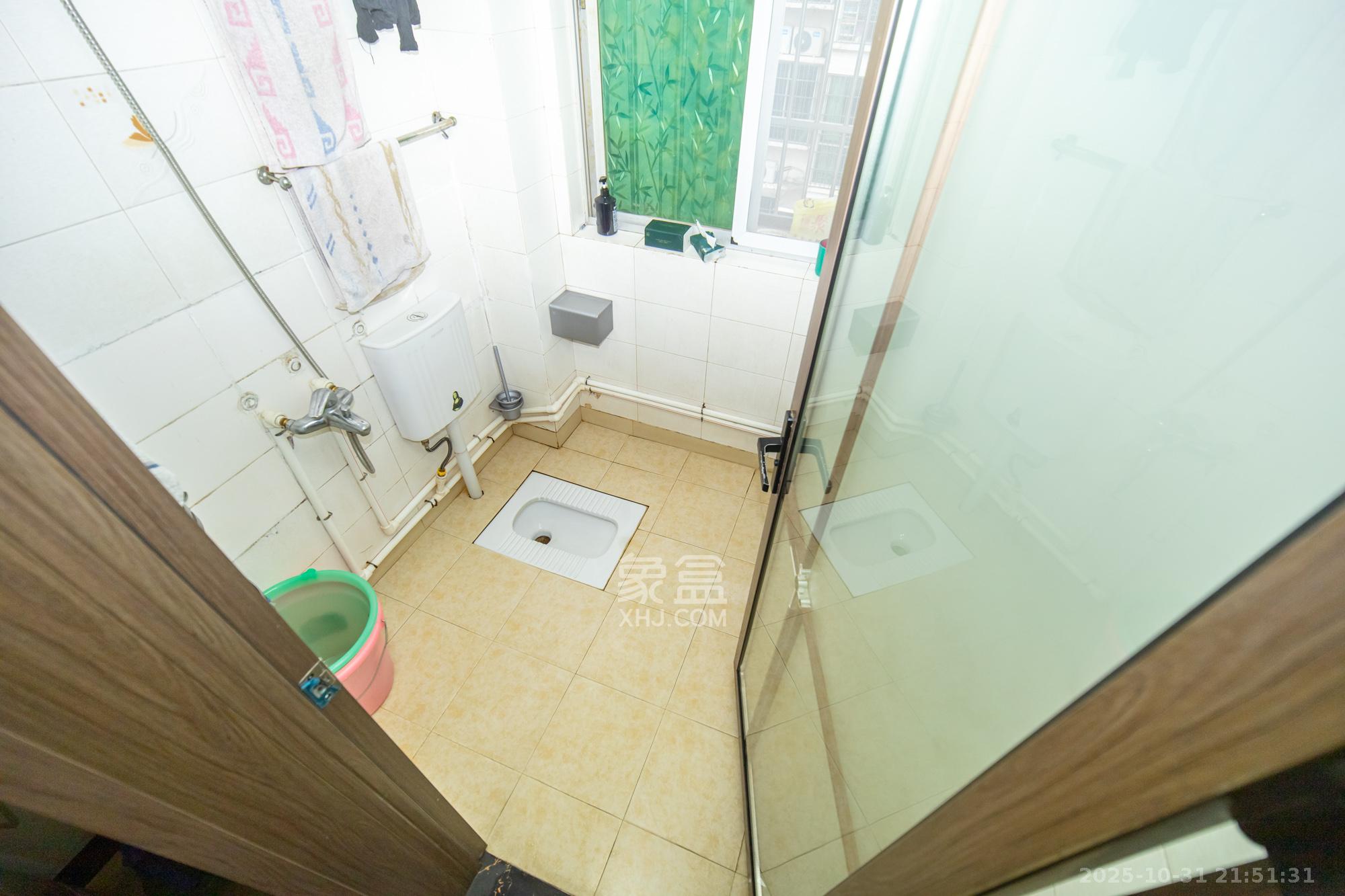 中南汽车世界  3室2厅2卫    39.8万卫生间