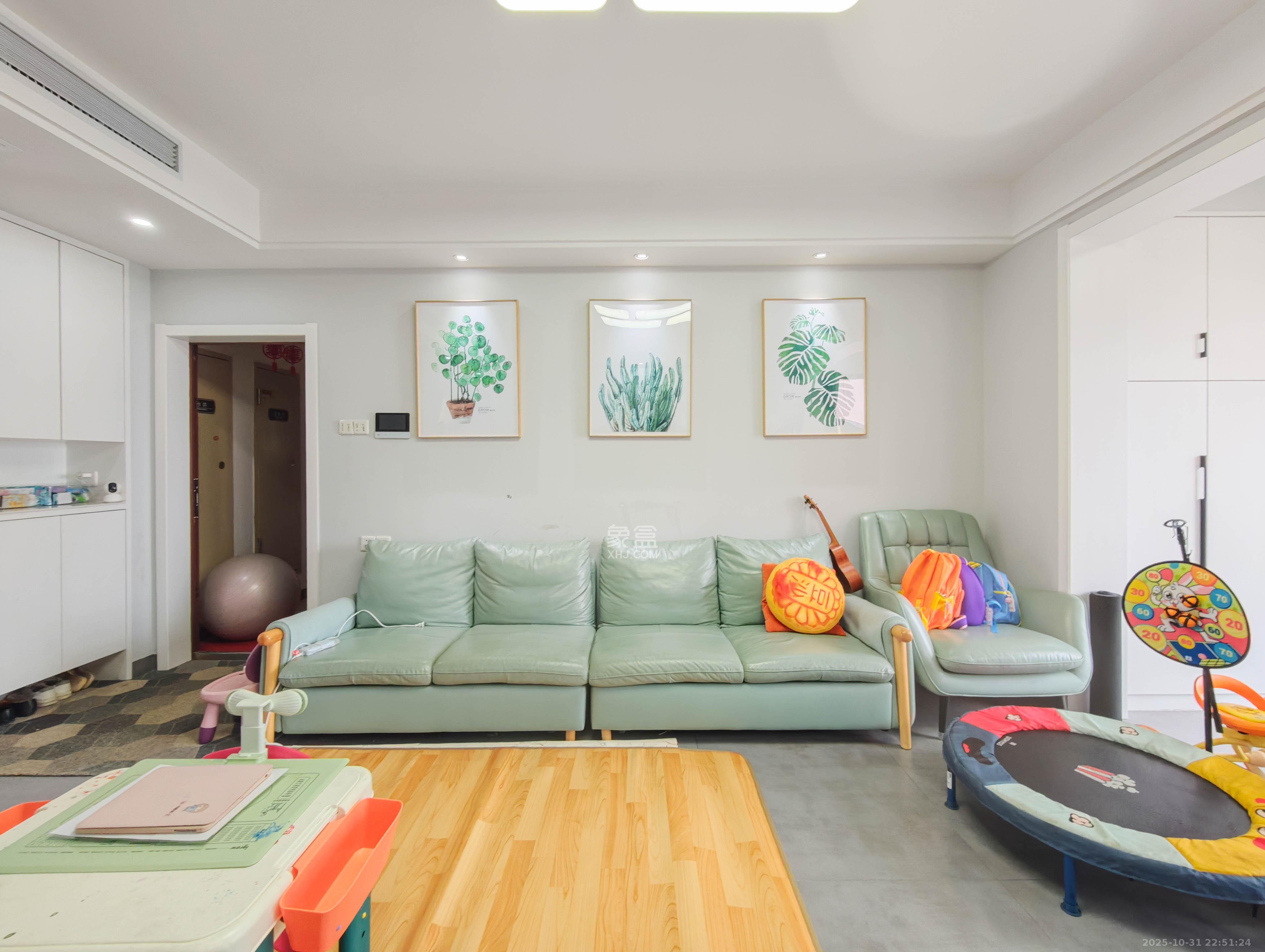 中建嘉和城  3室2厅2卫    113.5万客厅