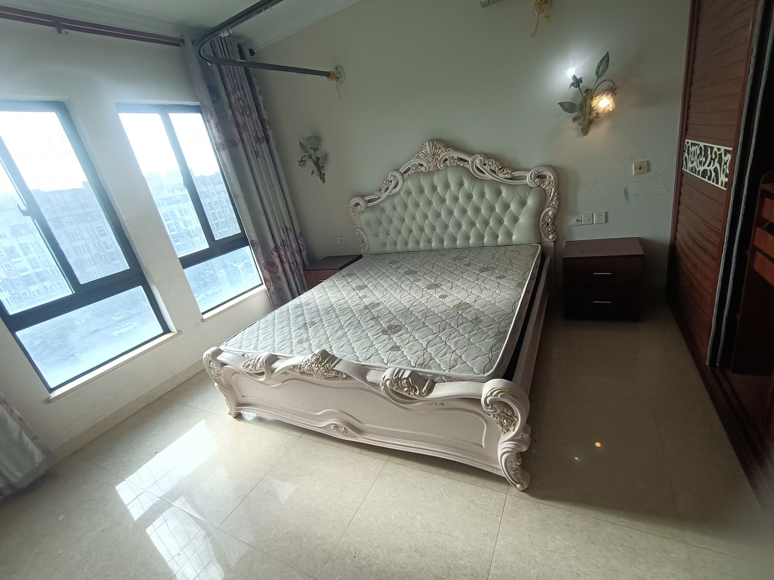 江畔人家  3室2厅2卫    2800.0元/月室内图