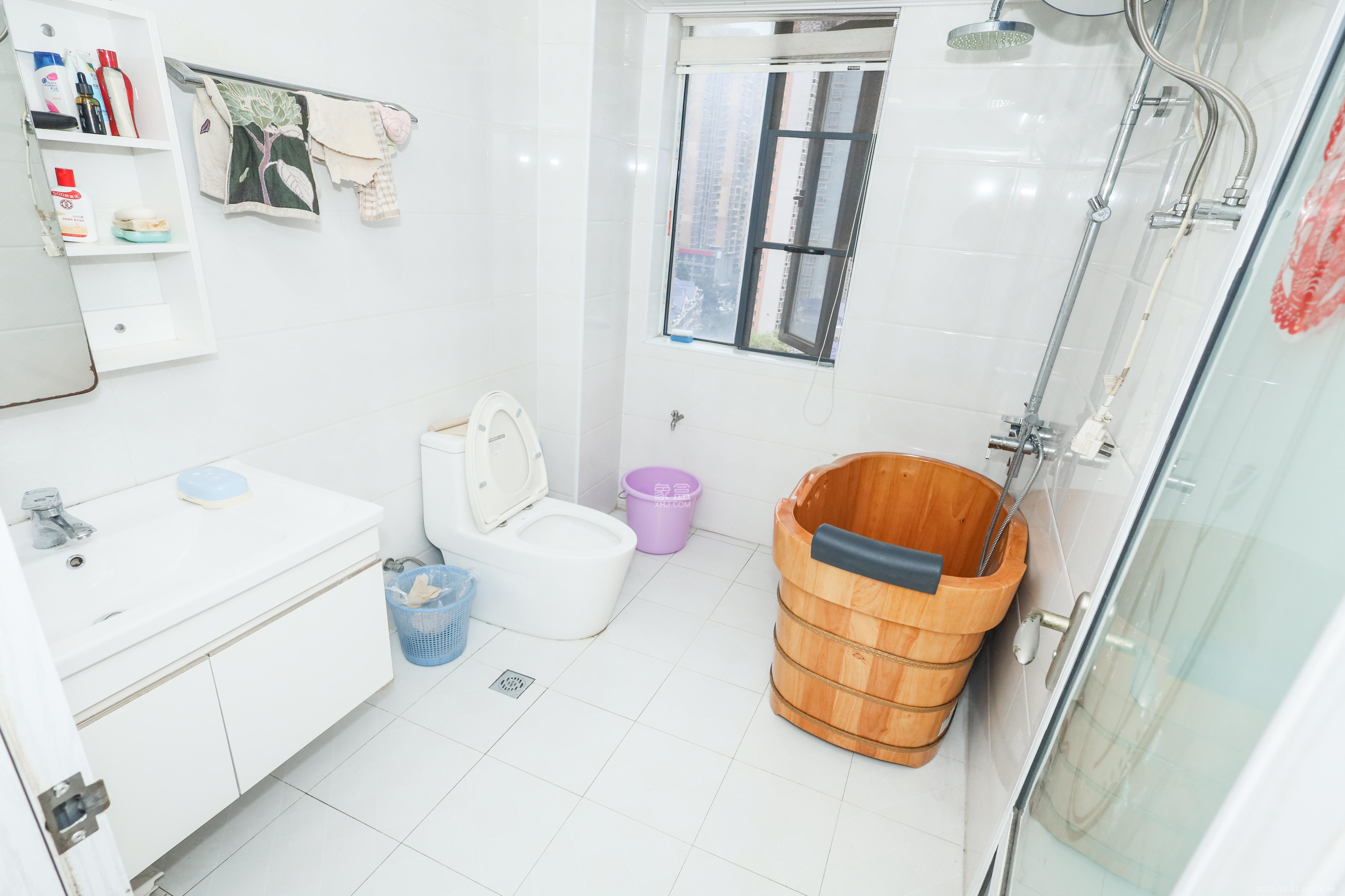 润芳园  4室2厅2卫    120.0万卫生间