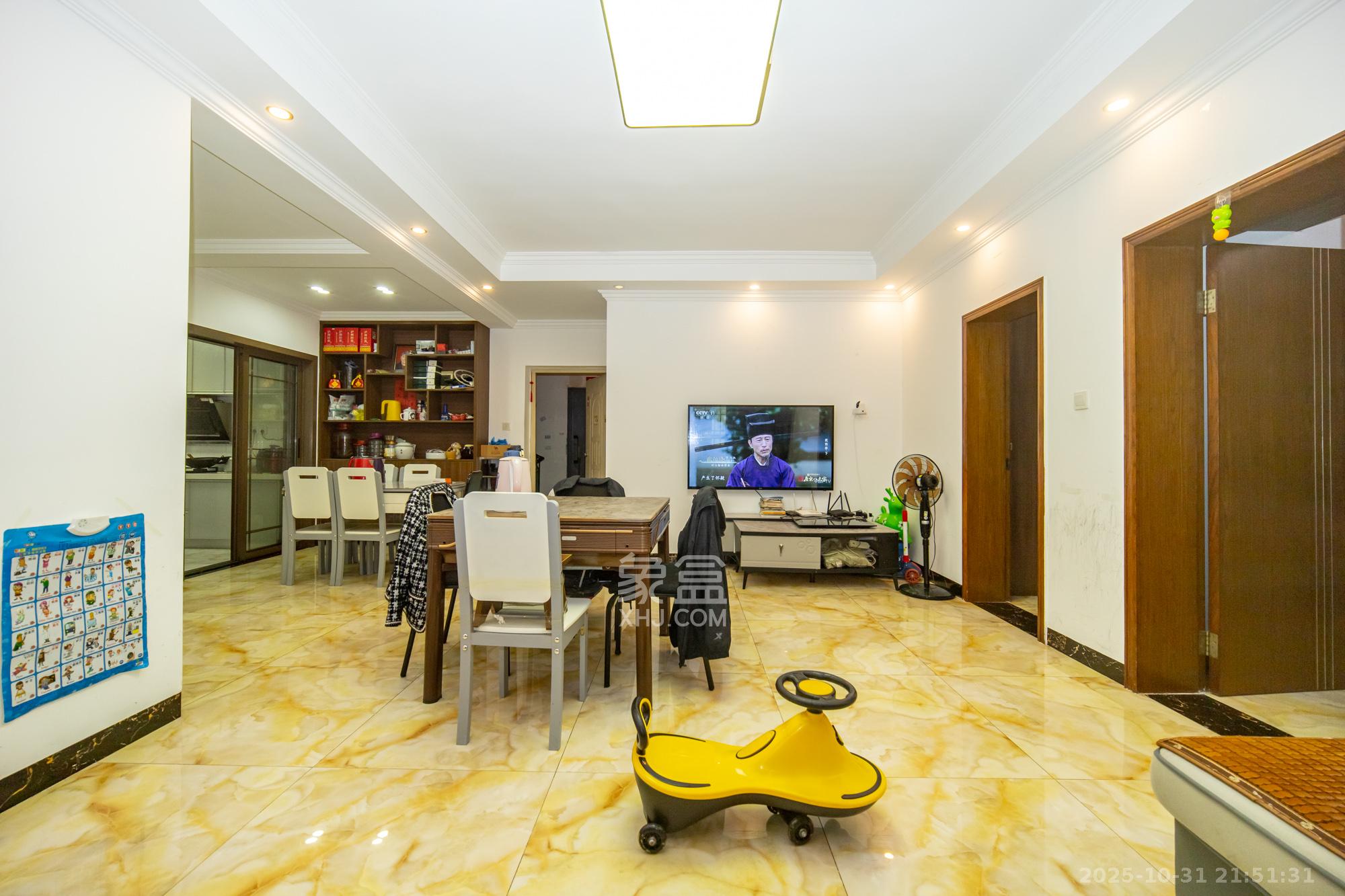 中南汽车世界  3室2厅2卫    39.8万客厅