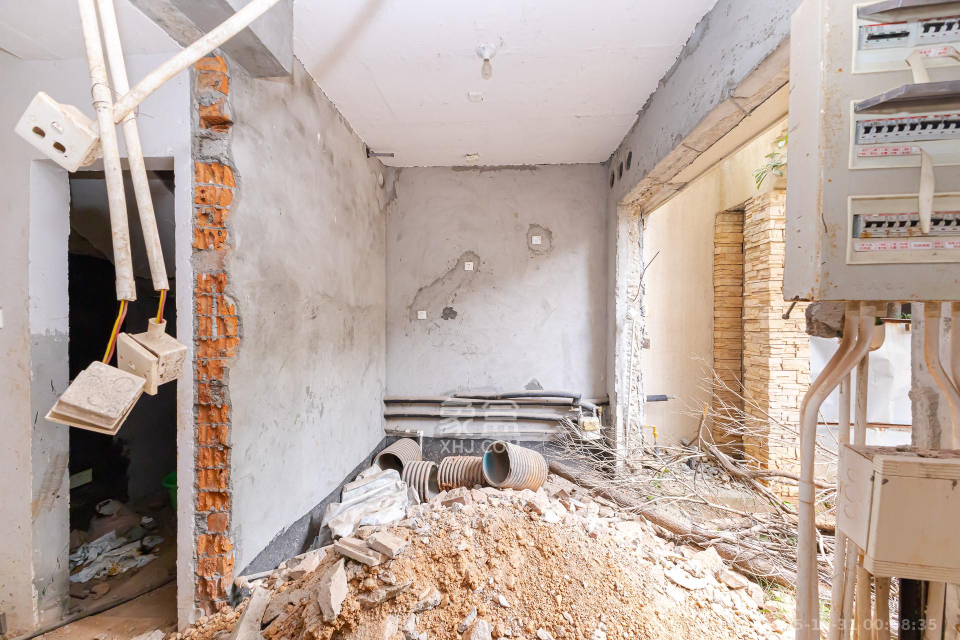 盈峰翠邸  4室3厅1卫    168.0万厨房