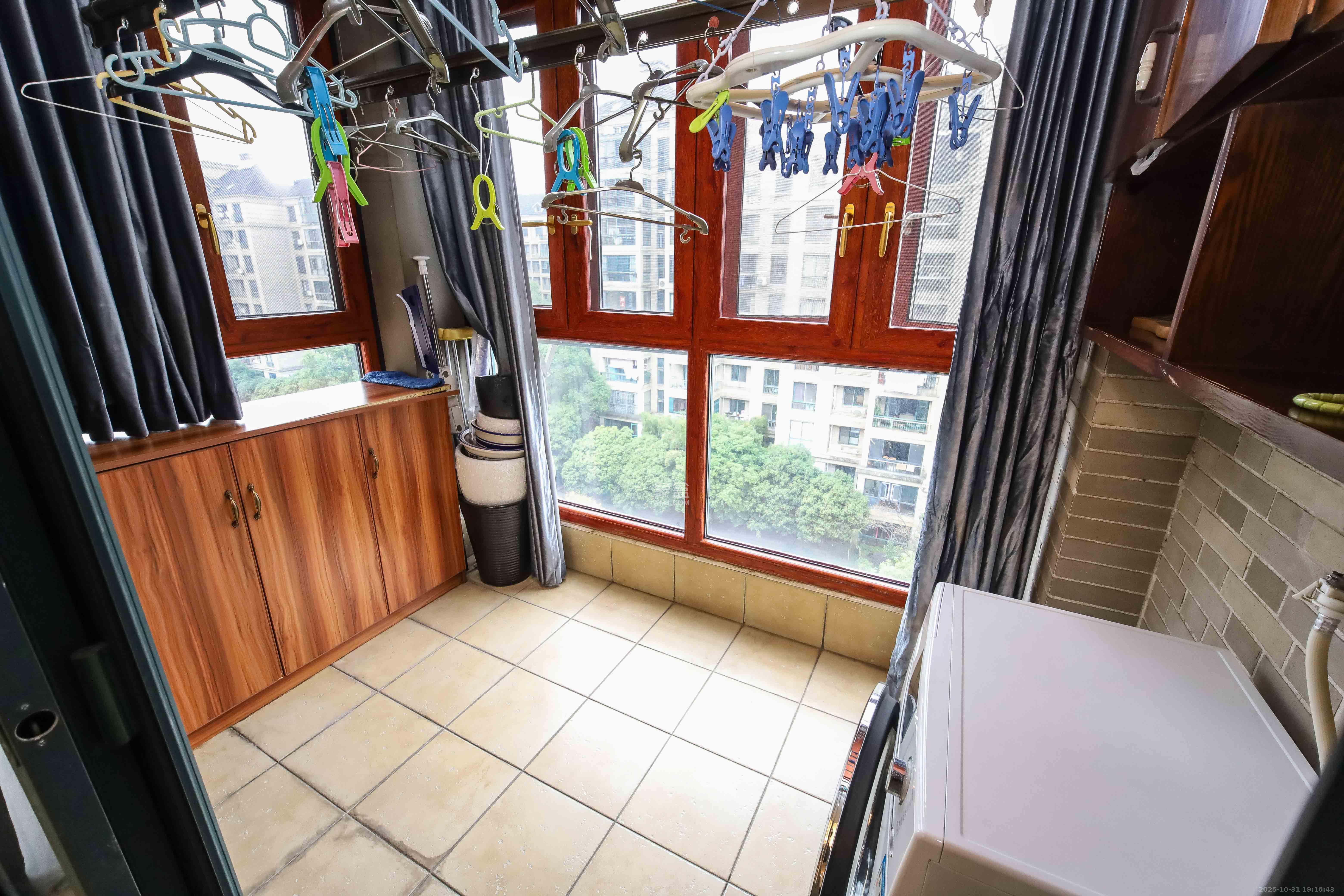 星城世家  4室2厅2卫    223.0万 星城世家  4室2厅2卫    223.0万阳台