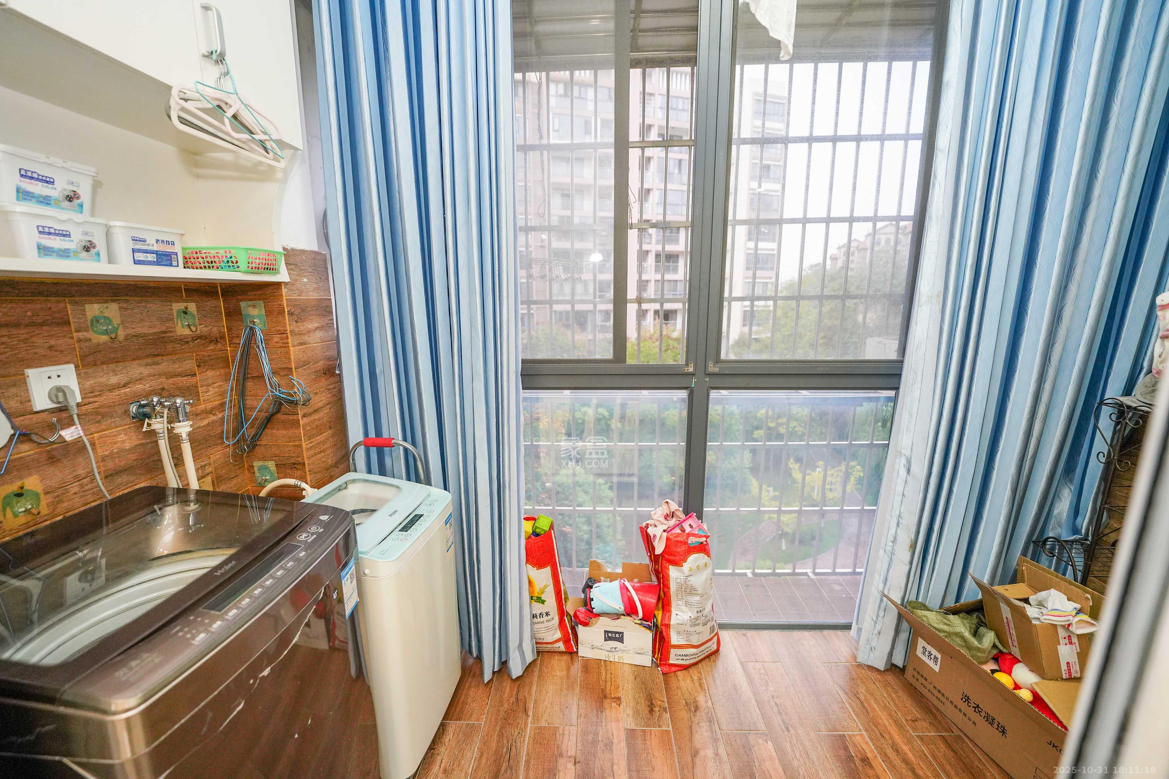 黑金时代广场 4室2厅2卫 98.0万 黑金时代广场 4室2厅2卫 98.0万阳台