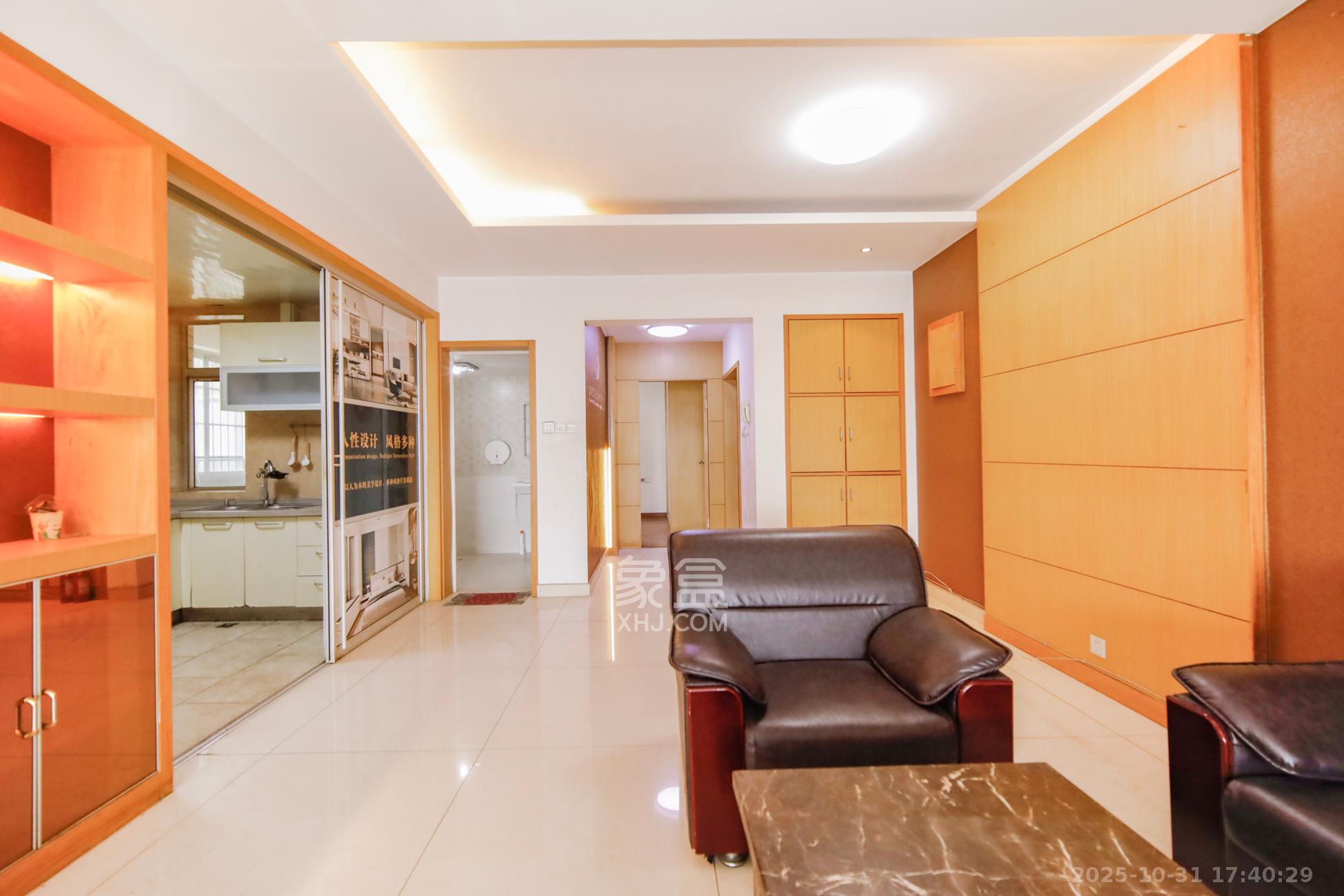 路桥大厦  4室2厅2卫    125.0万客厅