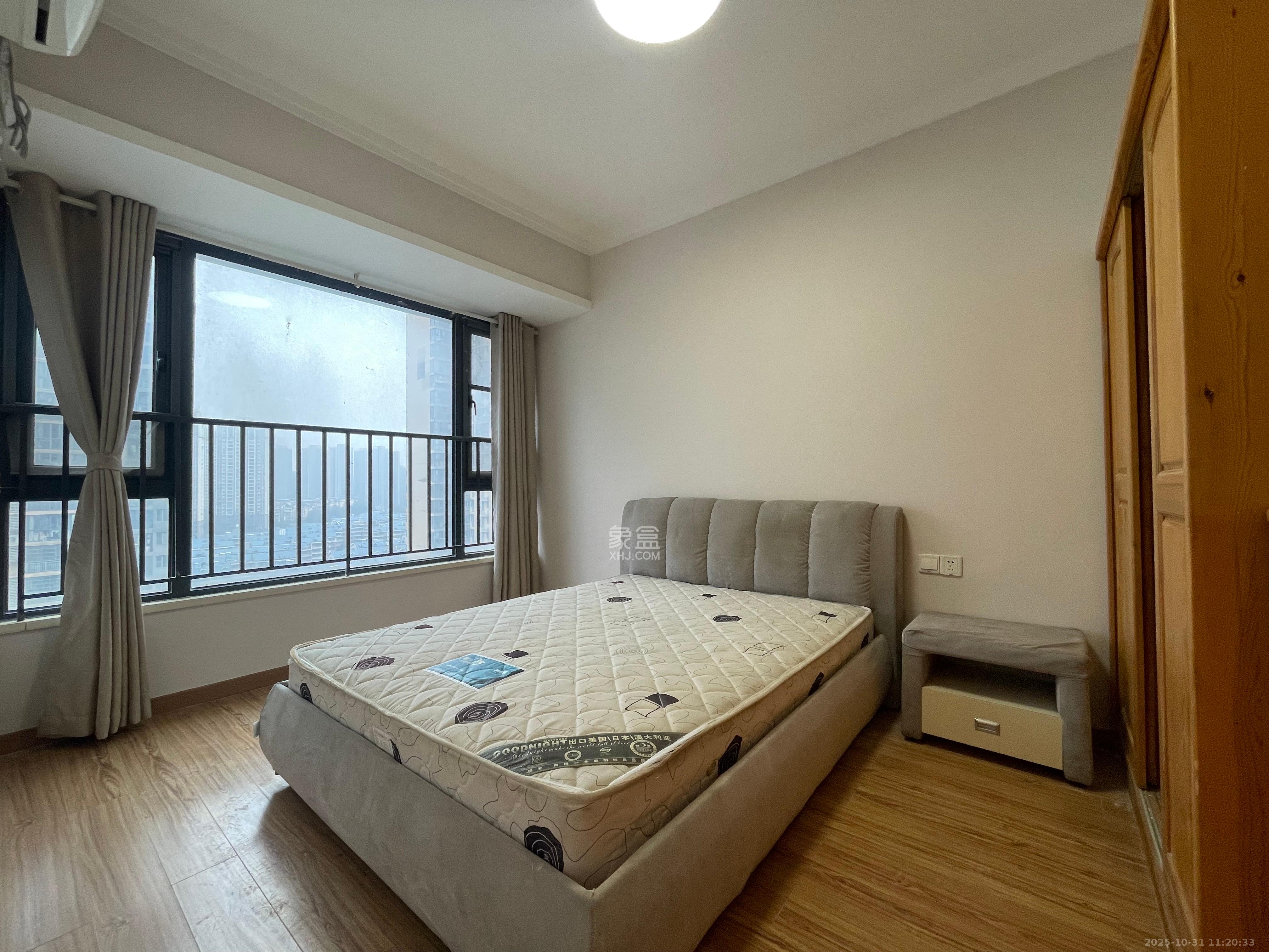 藏珑湖上国际花园  4室2厅2卫    4200.0元/月 藏珑湖上国际花园  4室2厅2卫    4200.0元/月室内图