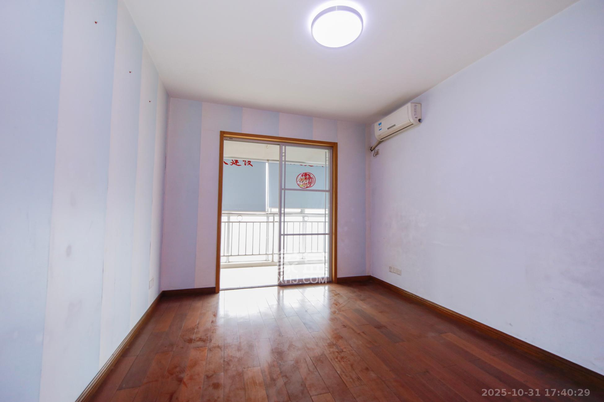 路桥大厦  4室2厅2卫    125.0万卧室