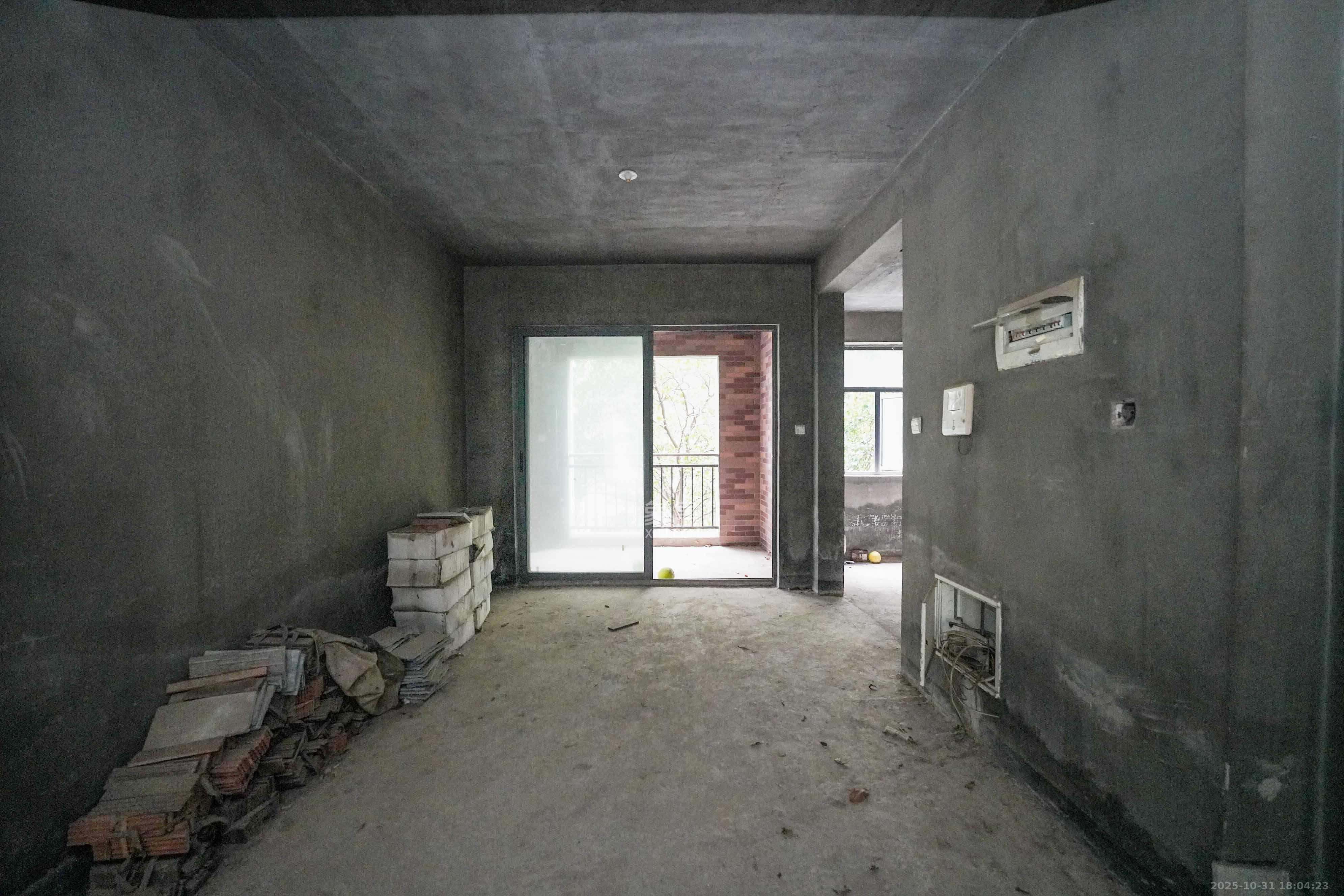 格兰小镇  4室2厅2卫    145.0万客厅