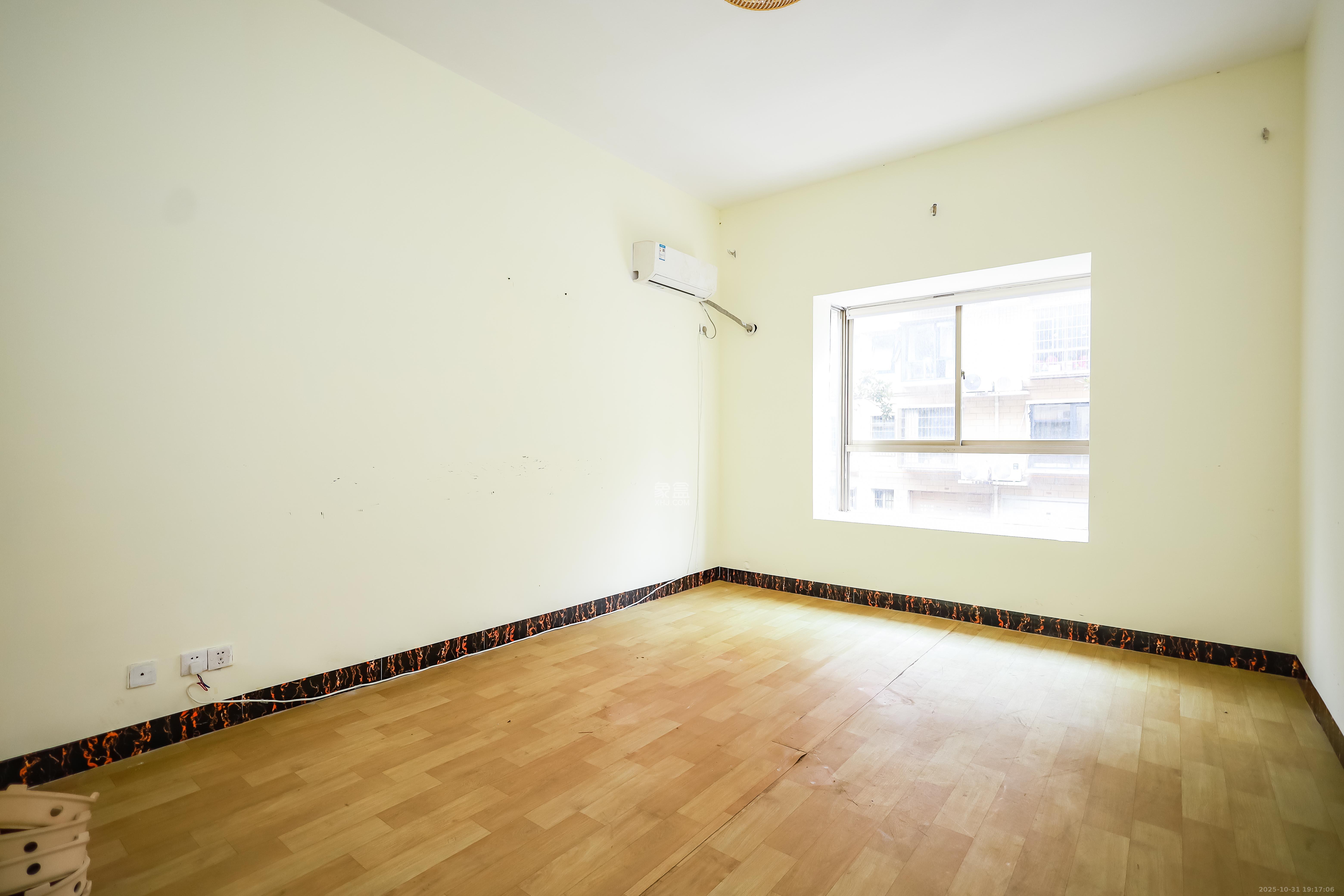 金峰小区南院 5室2厅2卫 138.0万 金峰小区南院 5室2厅2卫 138.0万卧室