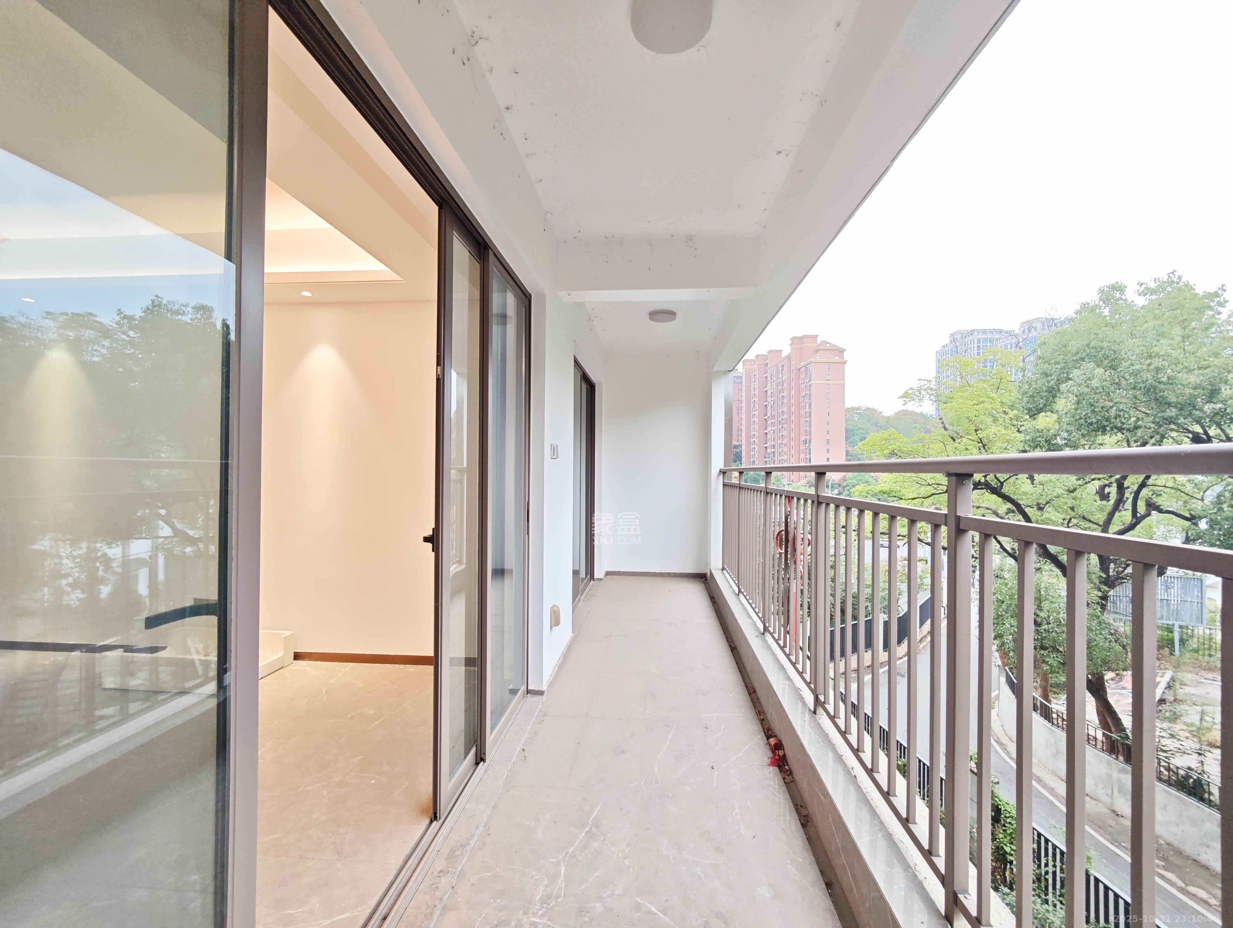 弘阳阳光城天宸府 4室2厅2卫 195.0万 弘阳阳光城天宸府 4室2厅2卫 195.0万阳台