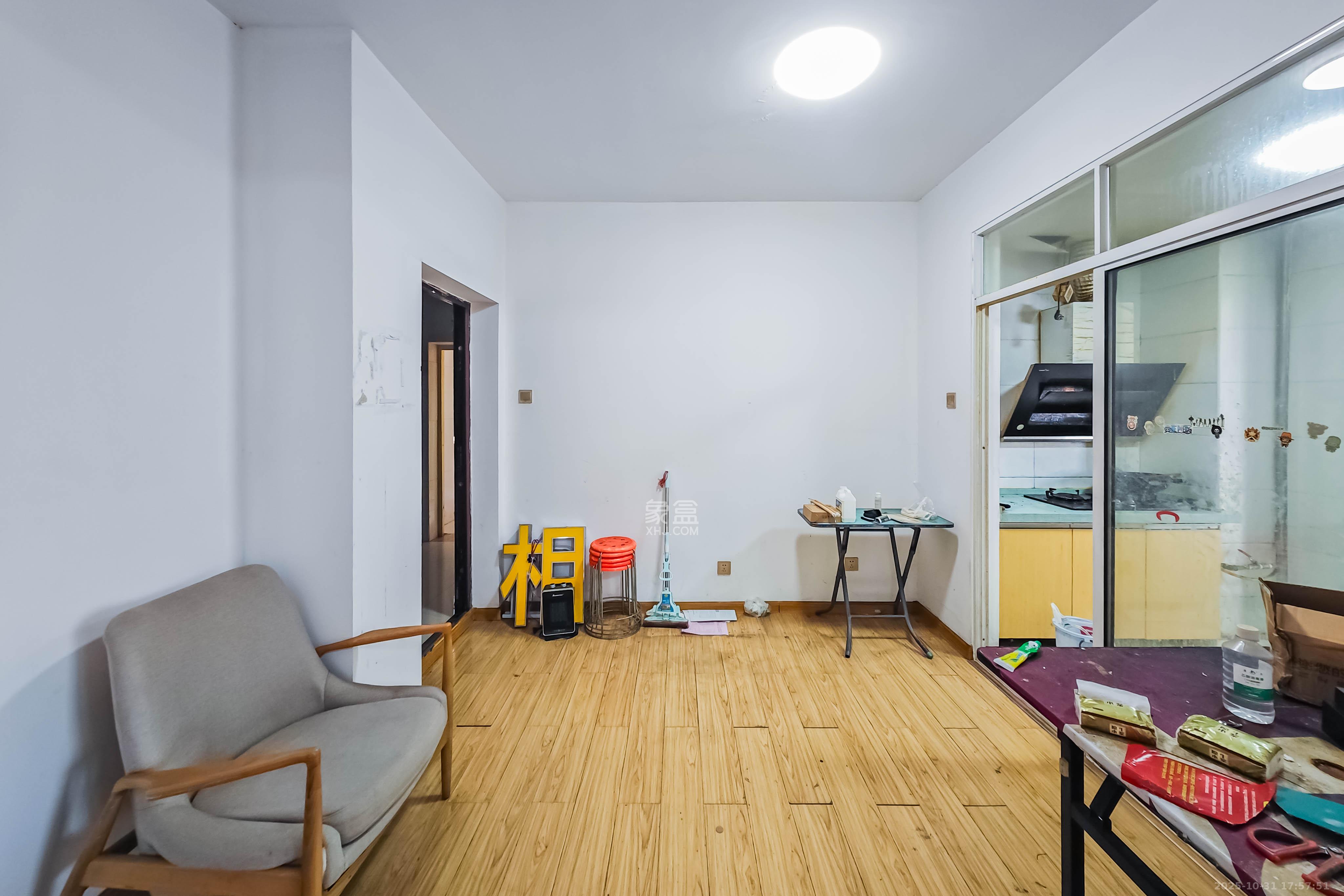 兴旺双铁城  2室2厅1卫    90.0万客厅