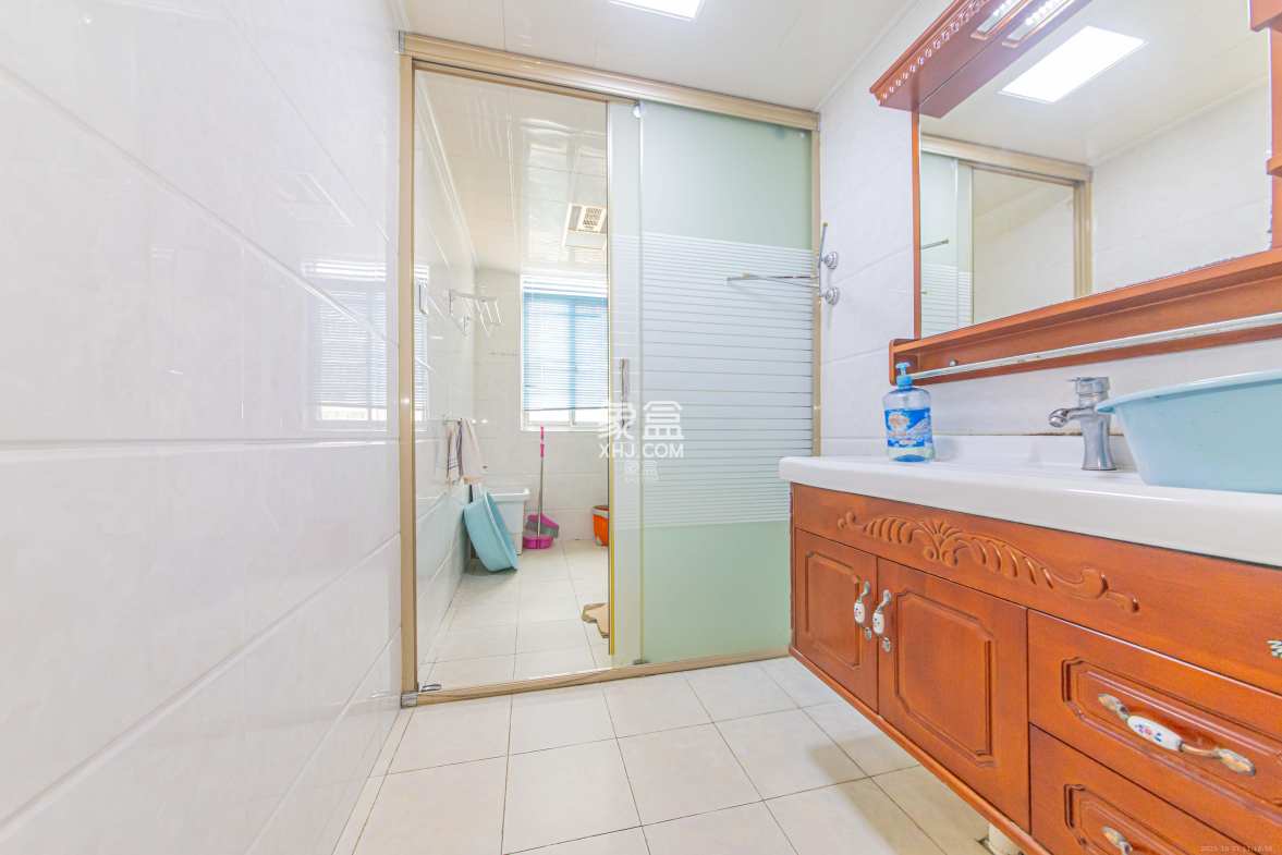 德泽苑 5室2厅2卫 108.0万 德泽苑 5室2厅2卫 108.0万卫生间