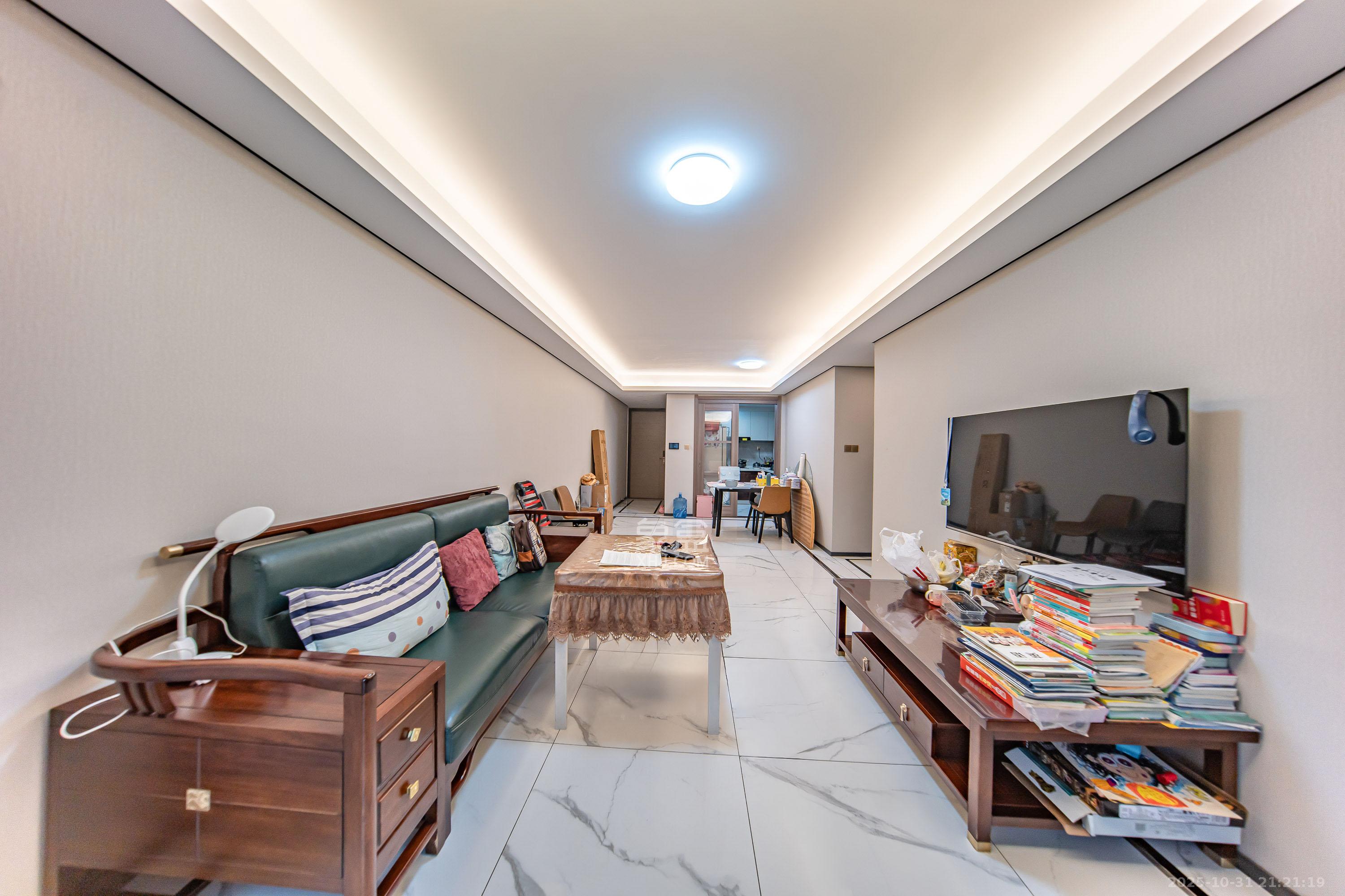 中海阅麓山二期 3室2厅2卫 170.0万 中海阅麓山二期 3室2厅2卫 170.0万客厅