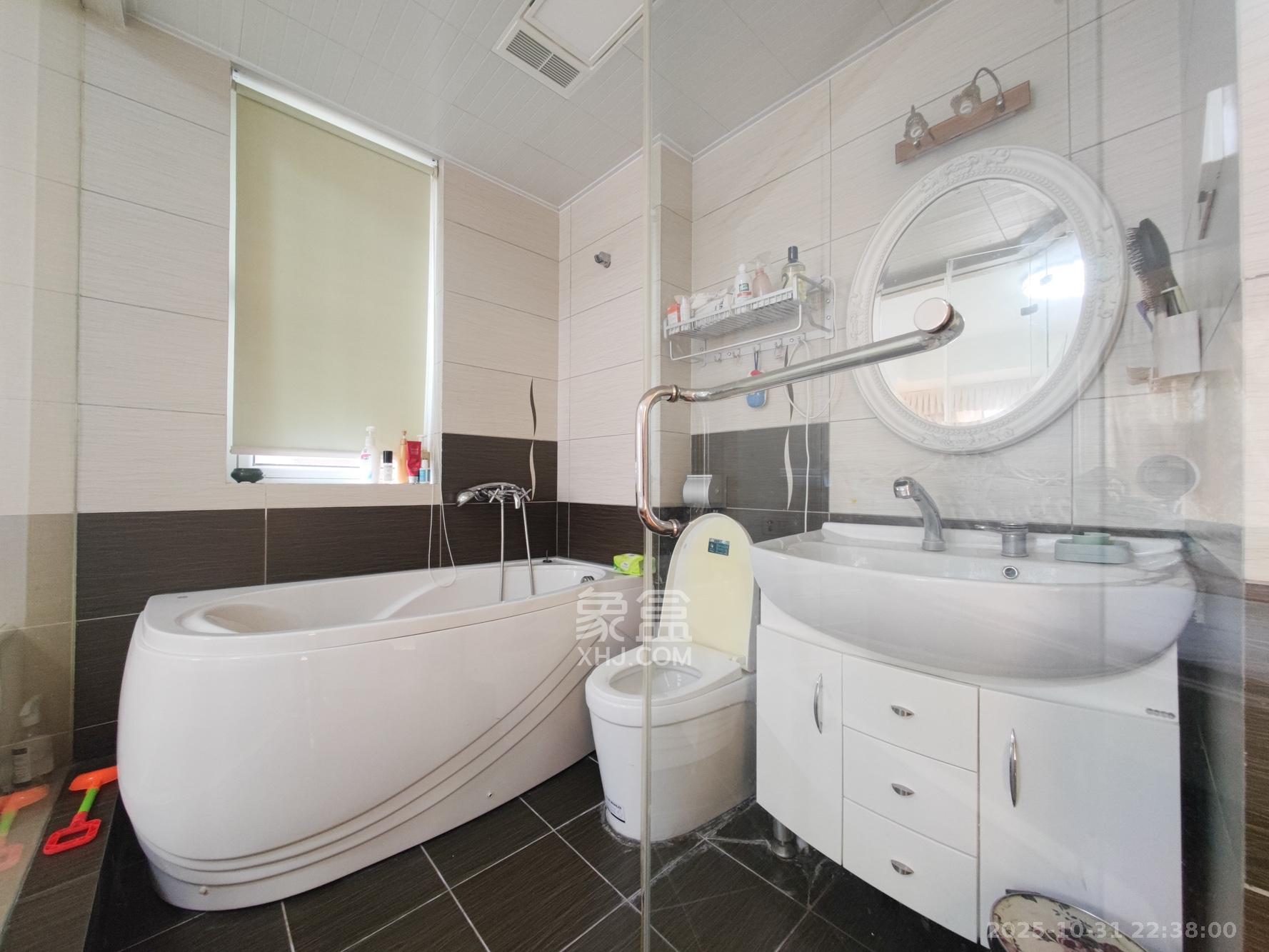 五矿万境水岸一期（万境水岸嘉苑）  2室2厅2卫    85.0万卫生间