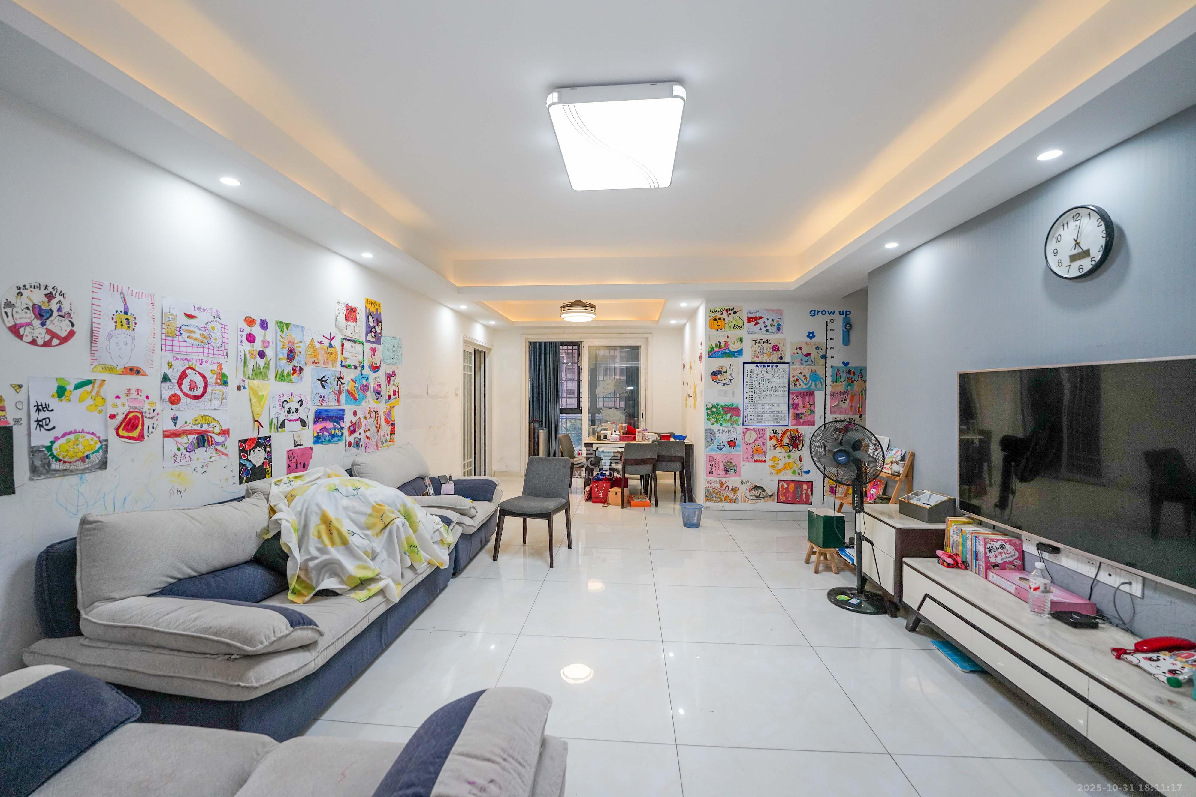 黑金时代广场 4室2厅2卫 98.0万 黑金时代广场 4室2厅2卫 98.0万客厅