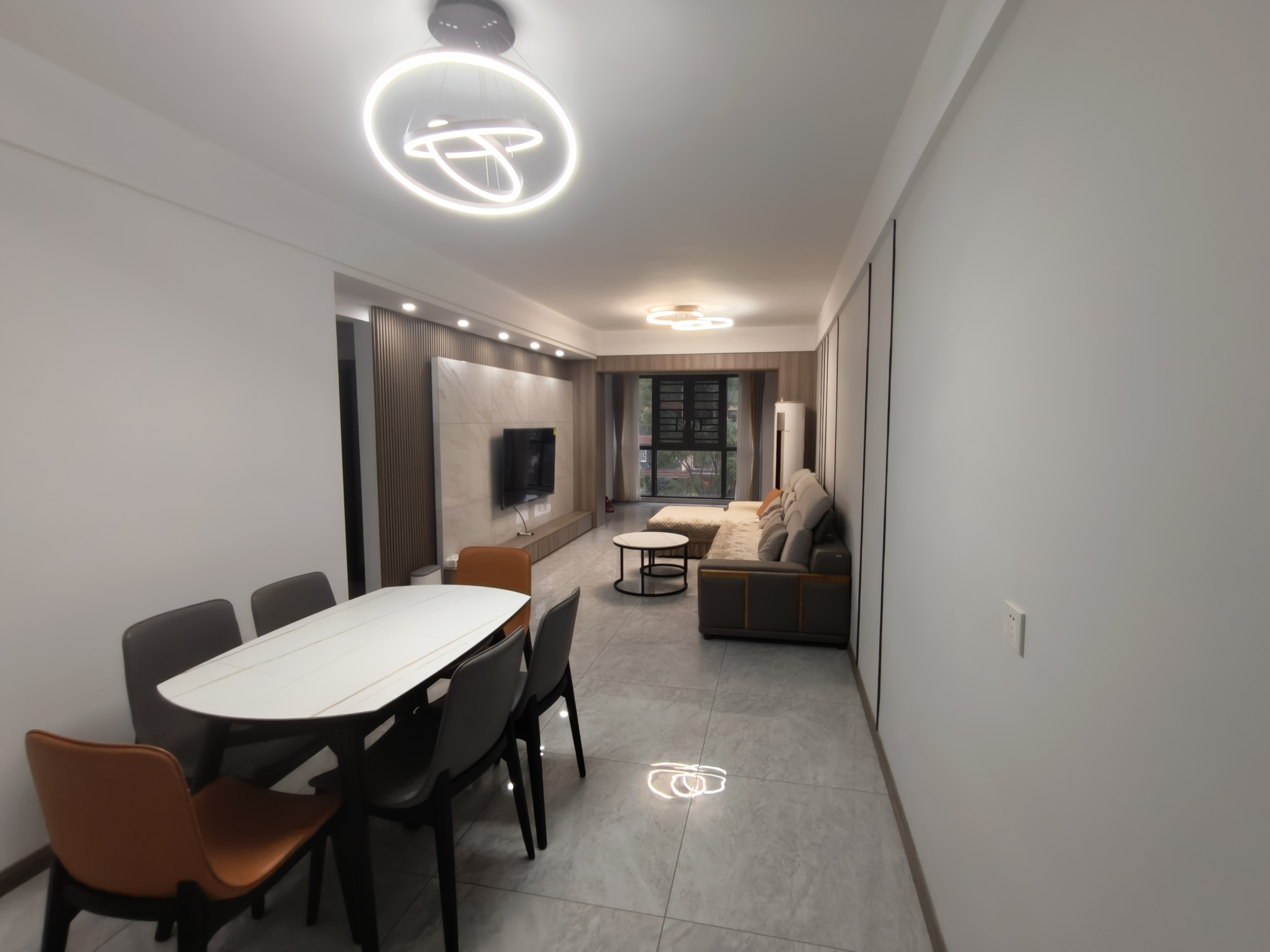 珠江愉景南苑（一、二、三、四期）  3室2厅2卫    2400.0元/月室内图