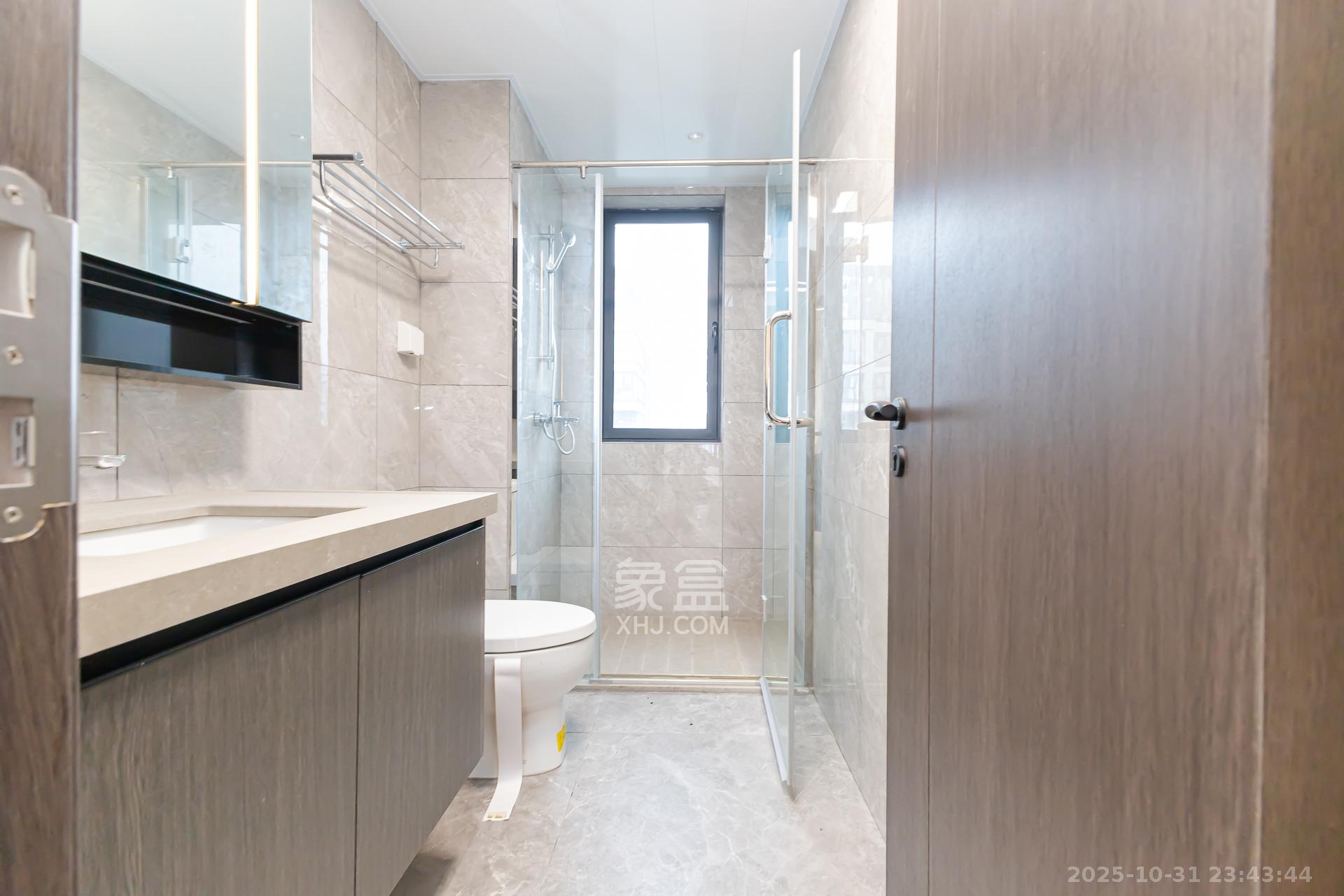 越秀湘江星汇城三期  4室2厅3卫    245.0万卫生间