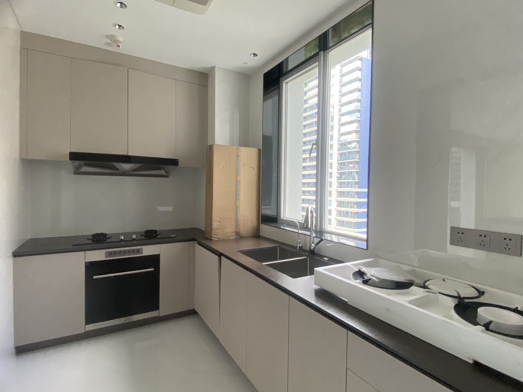 罗牛山玖悦台  4室2厅5卫    820.0万客厅