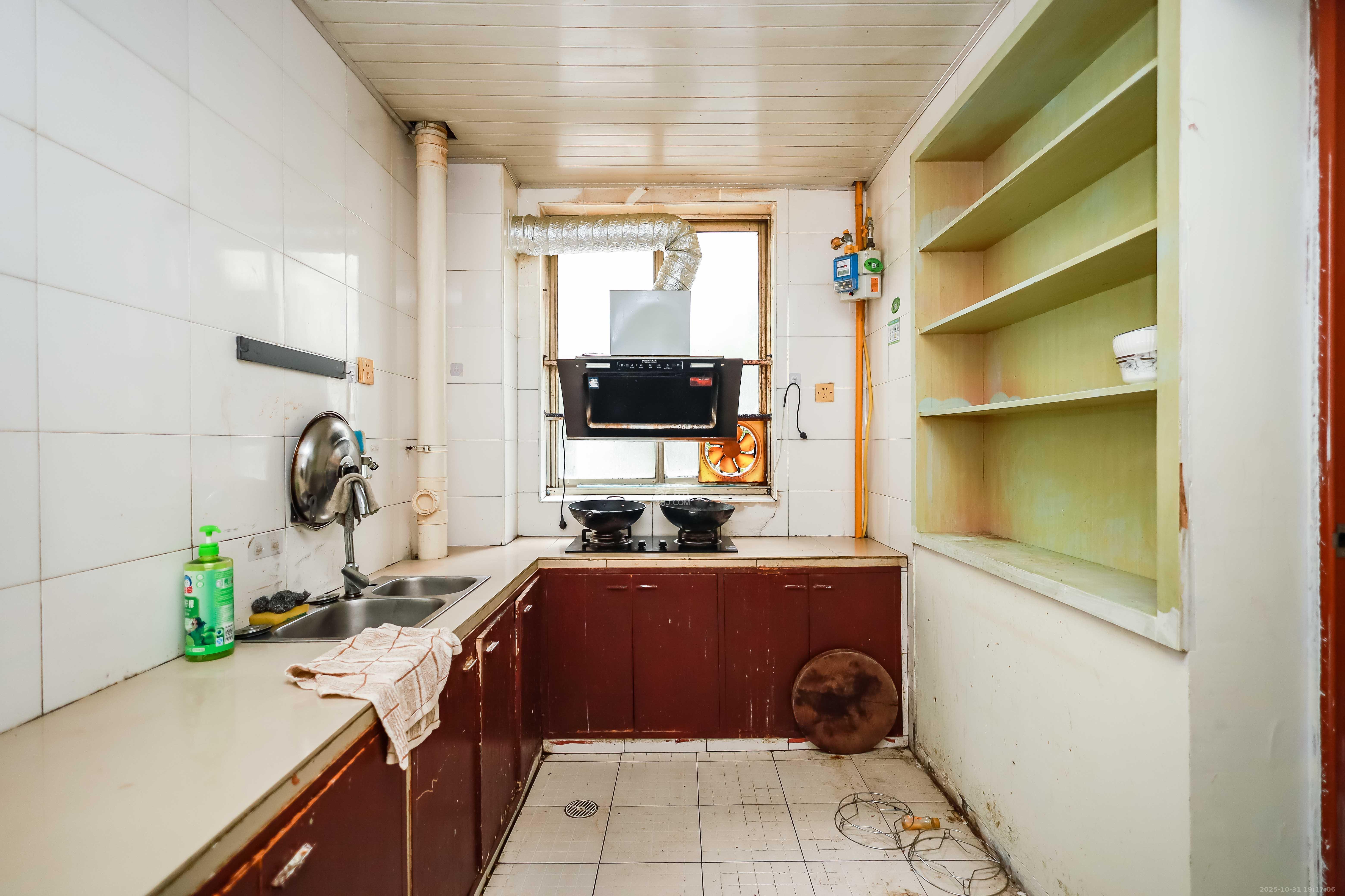 金峰小区南院 5室2厅2卫 138.0万 金峰小区南院 5室2厅2卫 138.0万厨房