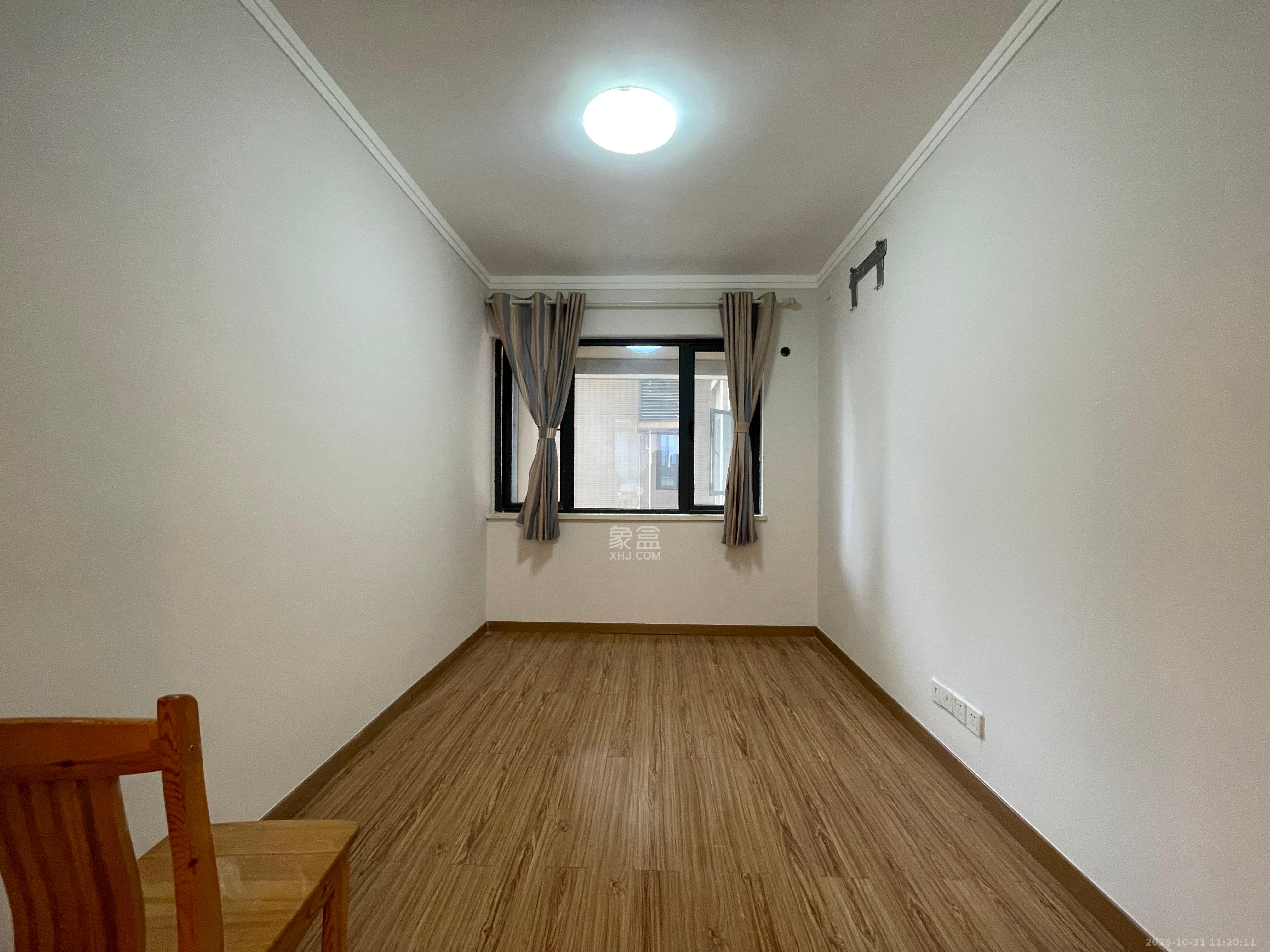 藏珑湖上国际花园  4室2厅2卫    4200.0元/月 藏珑湖上国际花园  4室2厅2卫    4200.0元/月室内图