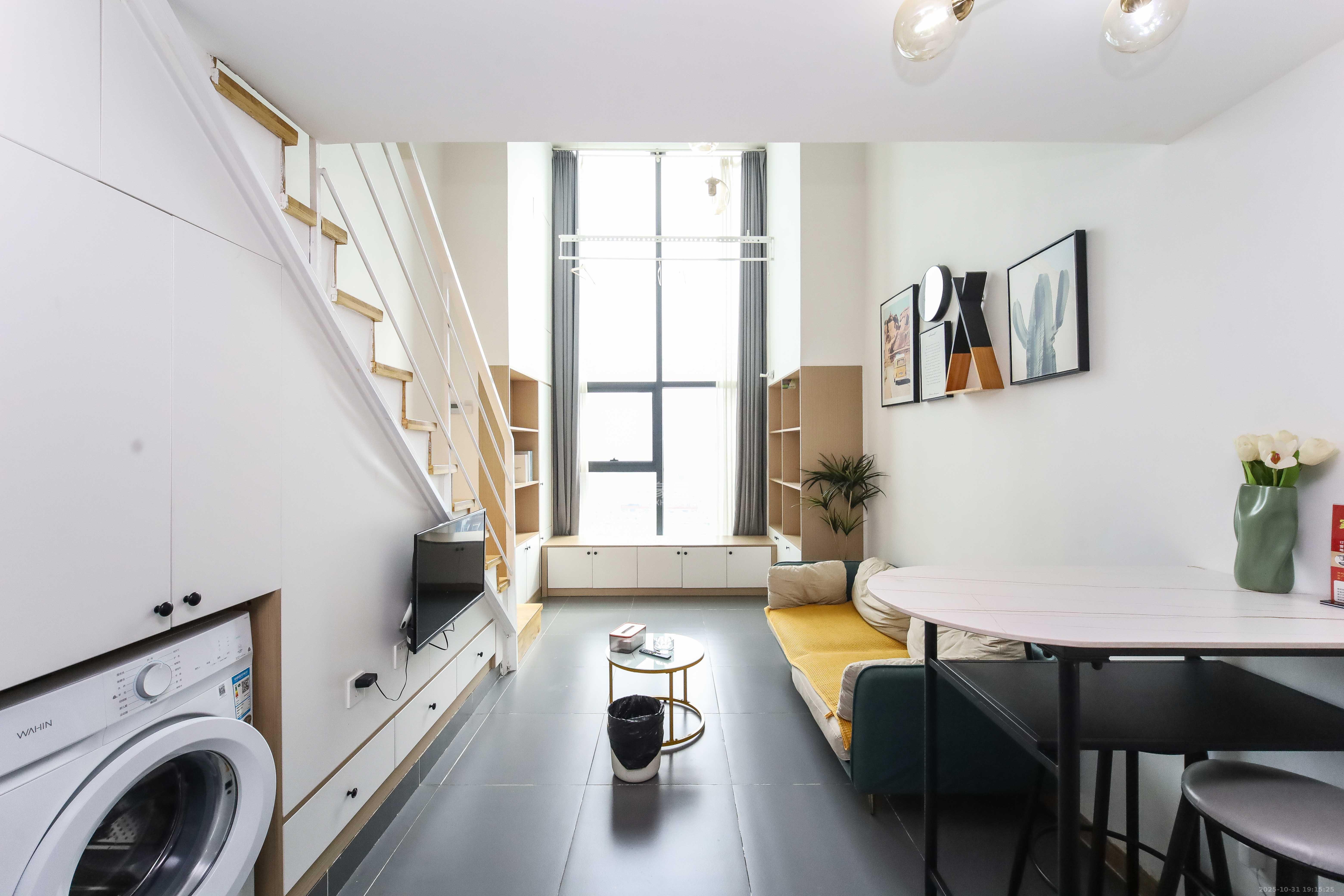 东盈商业广场(华泉城市广场)  1室1厅1卫   50.00万 东盈商业广场(华泉城市广场)  1室1厅1卫   50.00万客厅