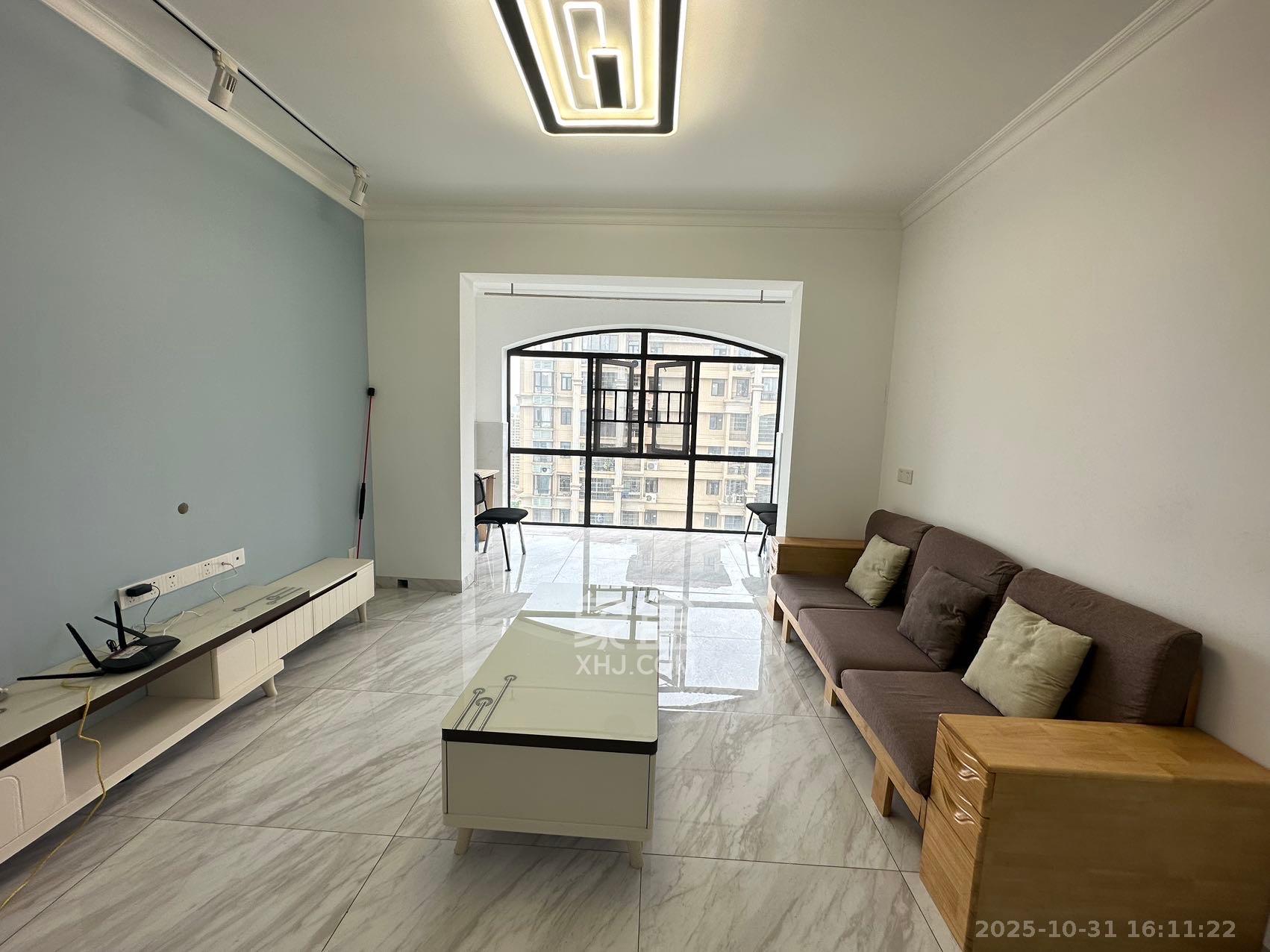 七里香榭  3室2厅2卫    2100.0元/月