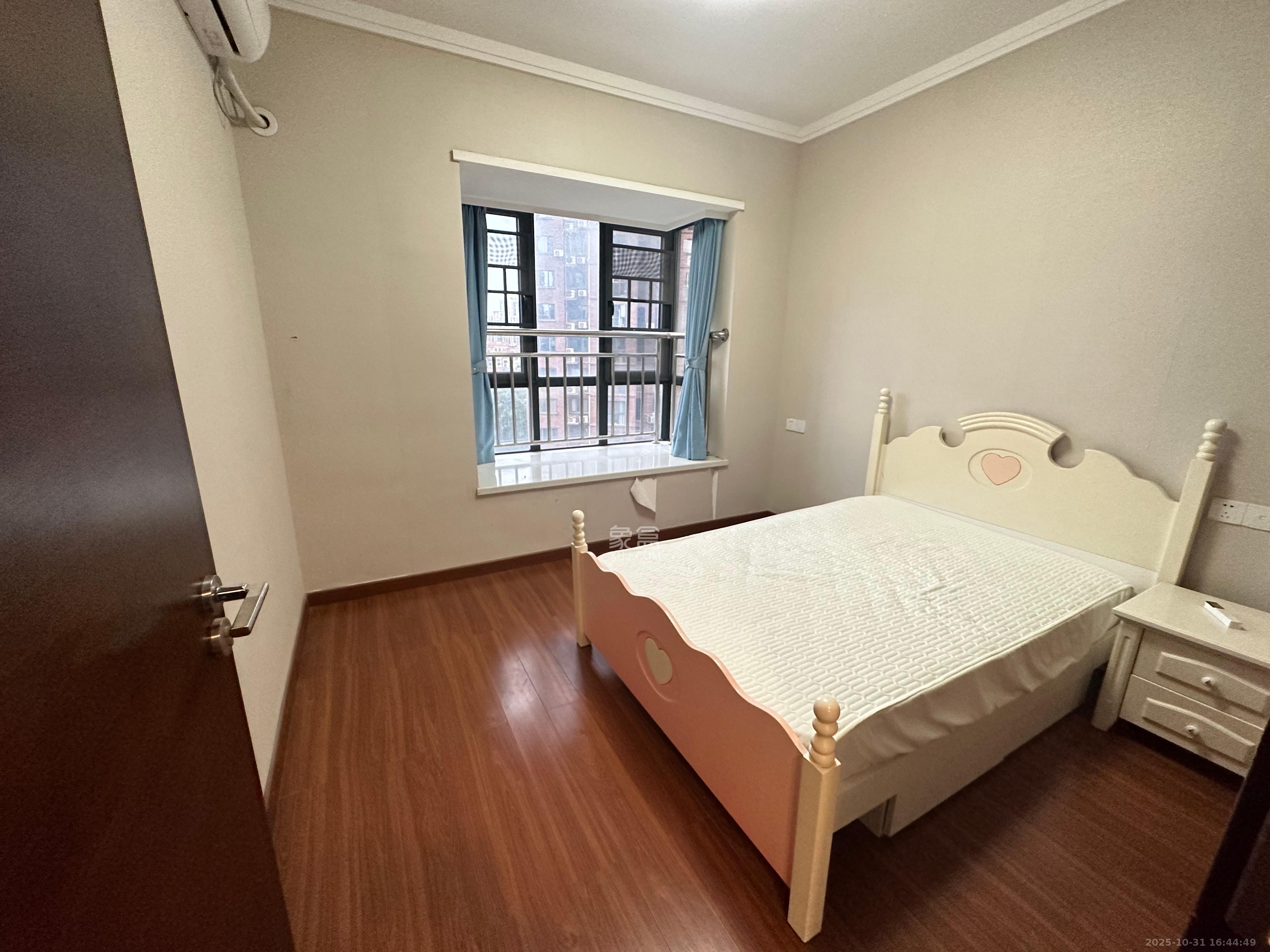 荣泰广场 3室2厅2卫 2500.0元/月 荣泰广场 3室2厅2卫 2500.0元/月室内图