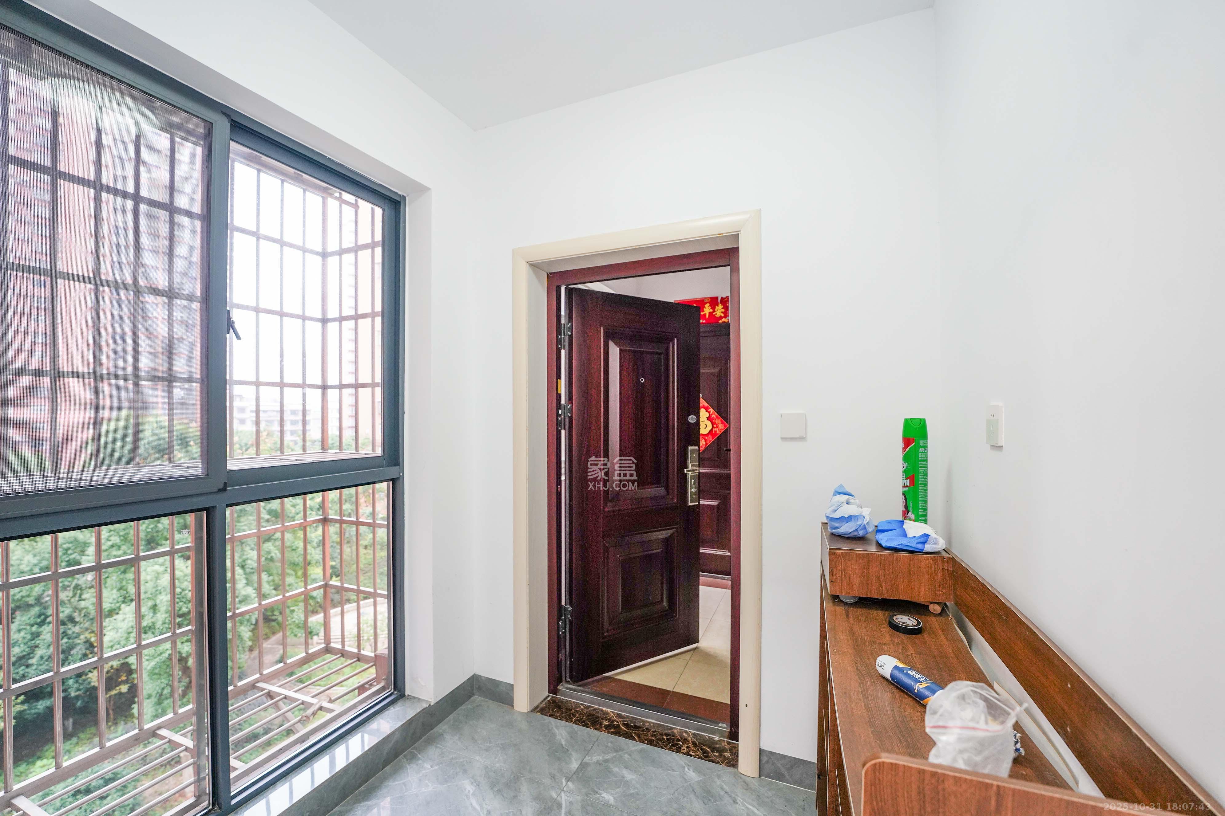 凯富南方鑫城 4室2厅2卫 80.0万 凯富南方鑫城 4室2厅2卫 80.0万阳台