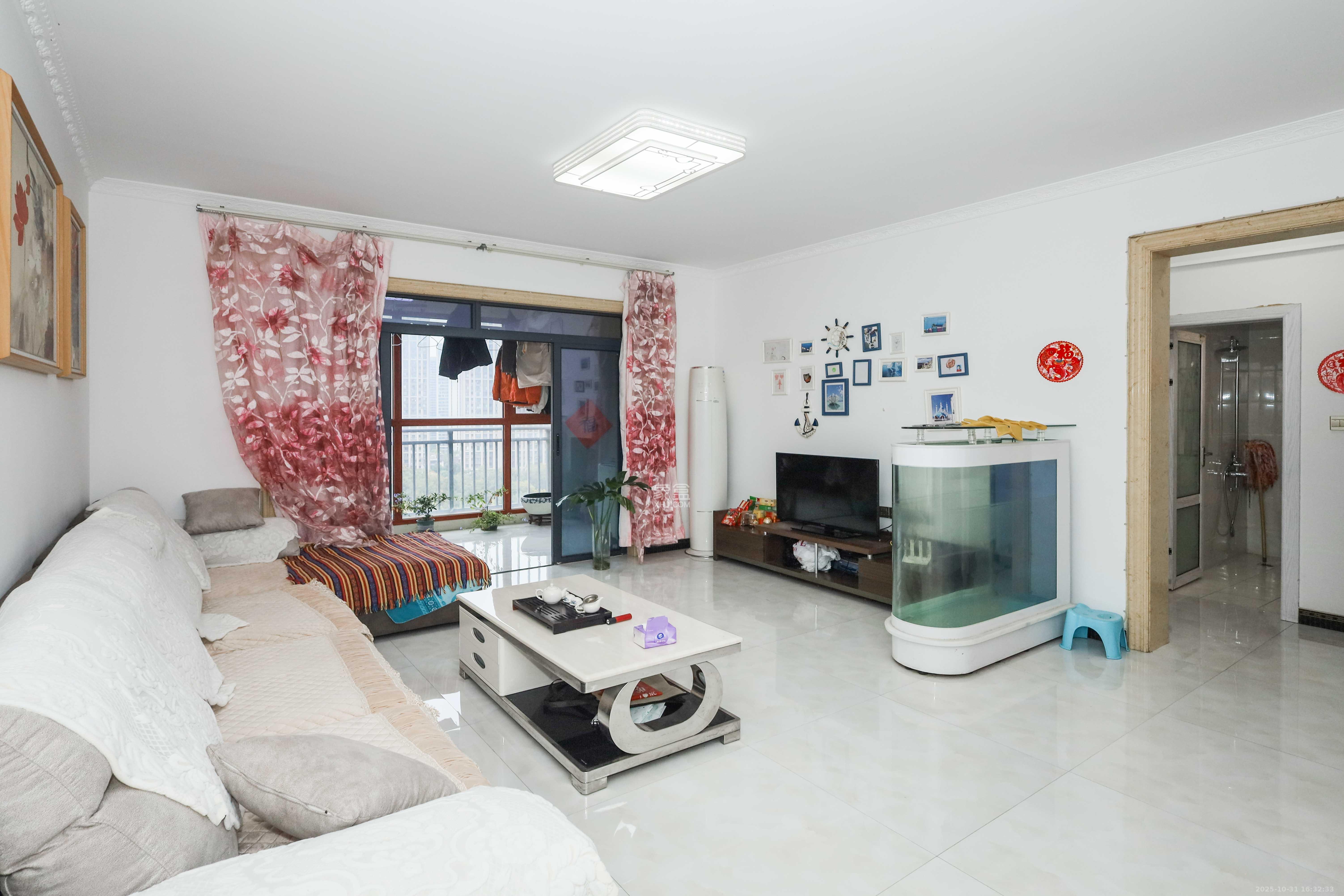 润芳园  4室2厅2卫    120.0万客厅