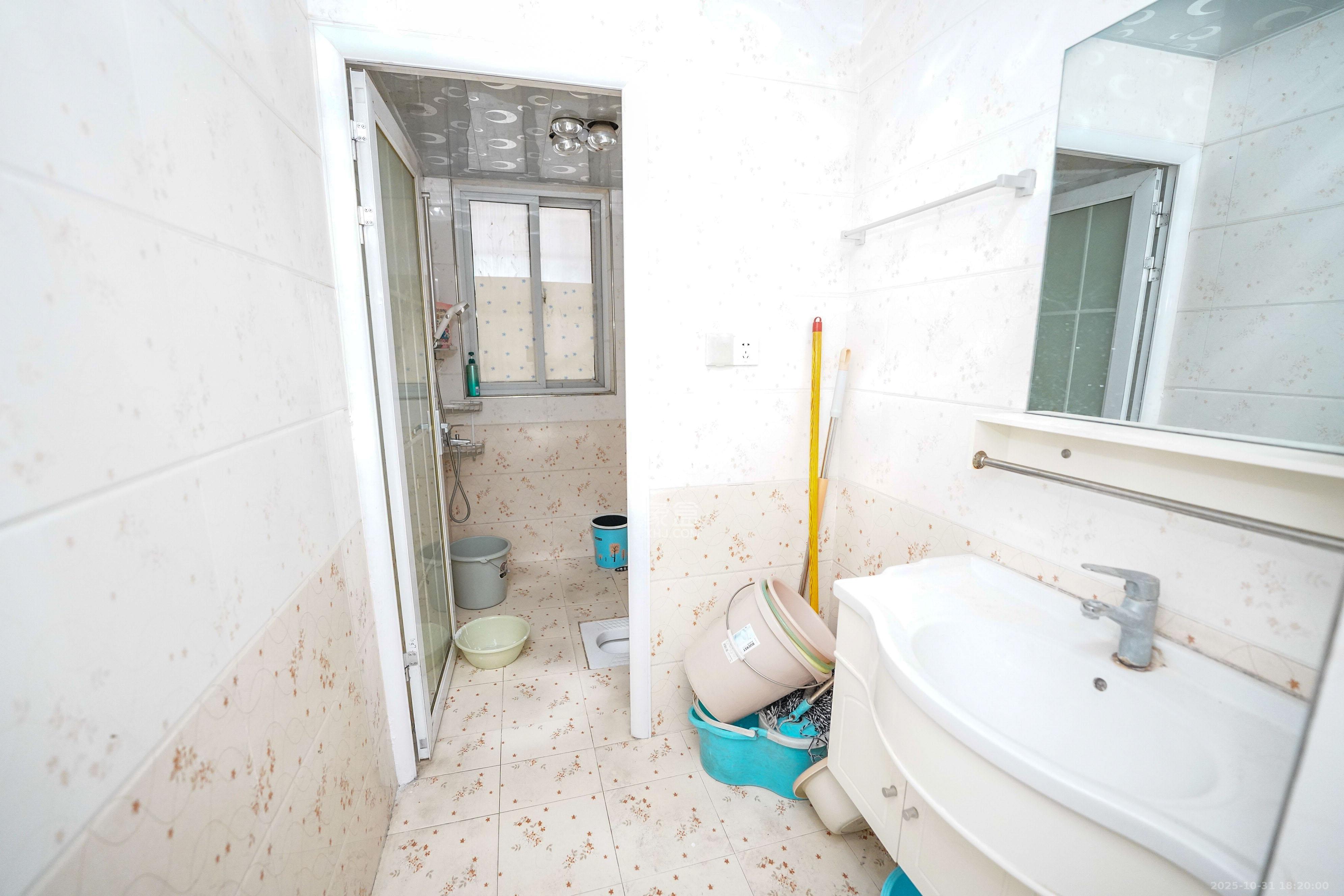 南郡雅园  4室2厅2卫    62.0万卫生间