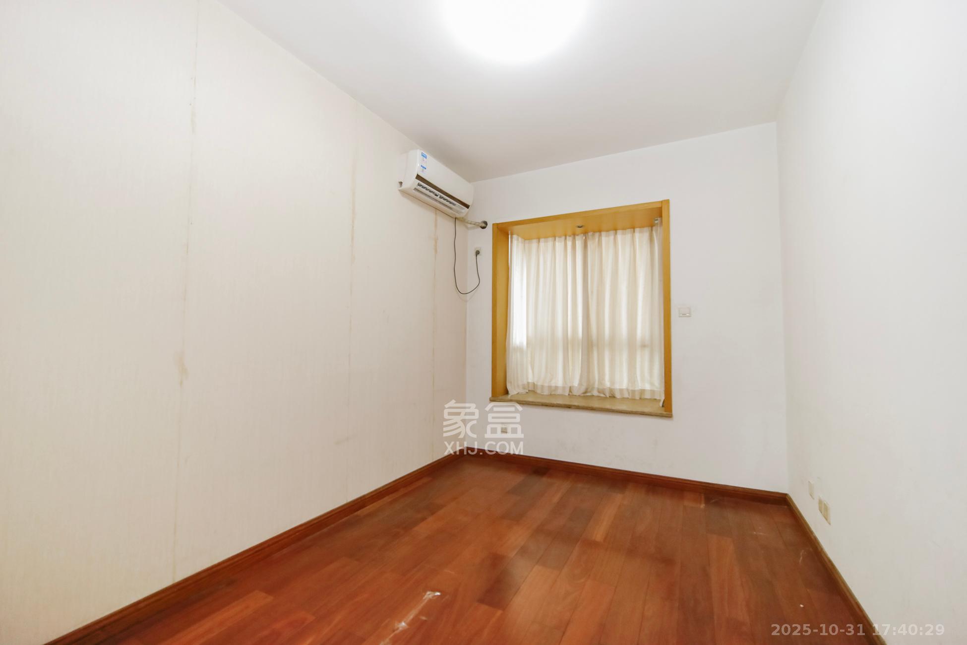 路桥大厦  4室2厅2卫    125.0万卧室