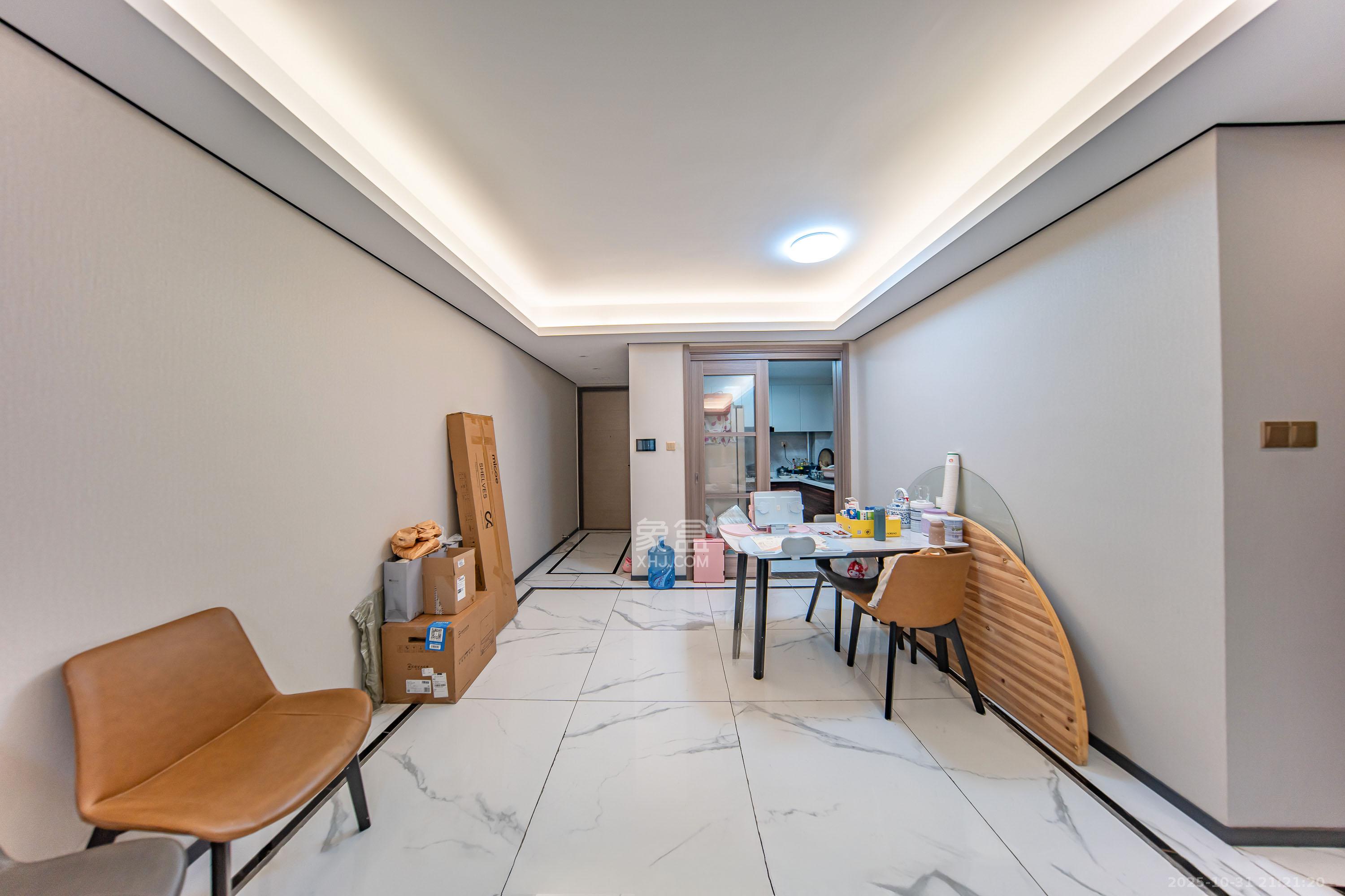 中海阅麓山二期  3室2厅2卫    170.0万客厅