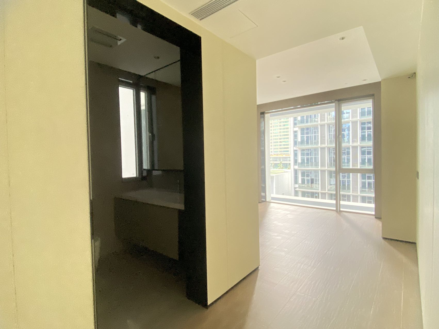 罗牛山玖悦台  4室2厅5卫    820.0万客厅