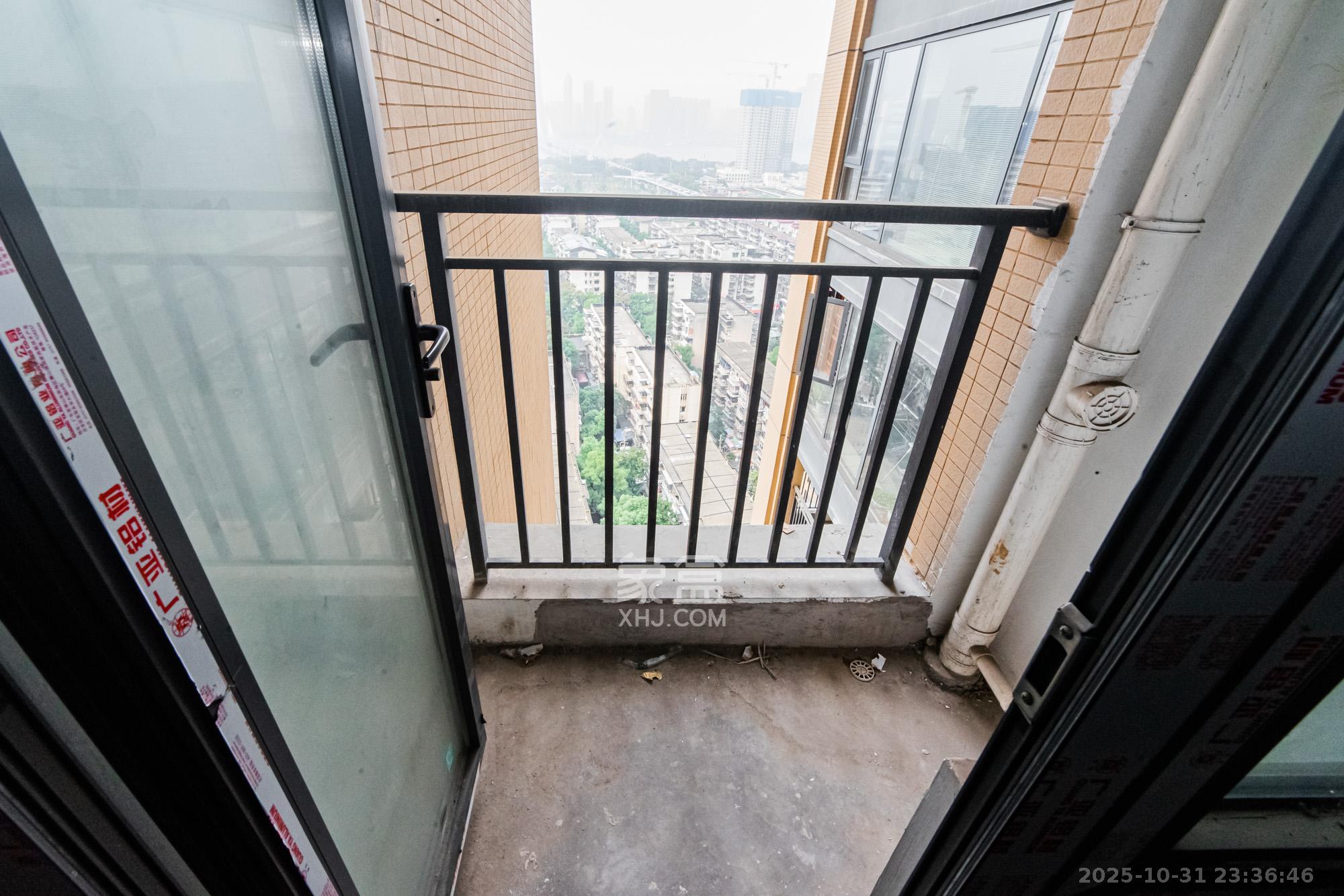 天健城  2室2厅1卫    125.0万阳台