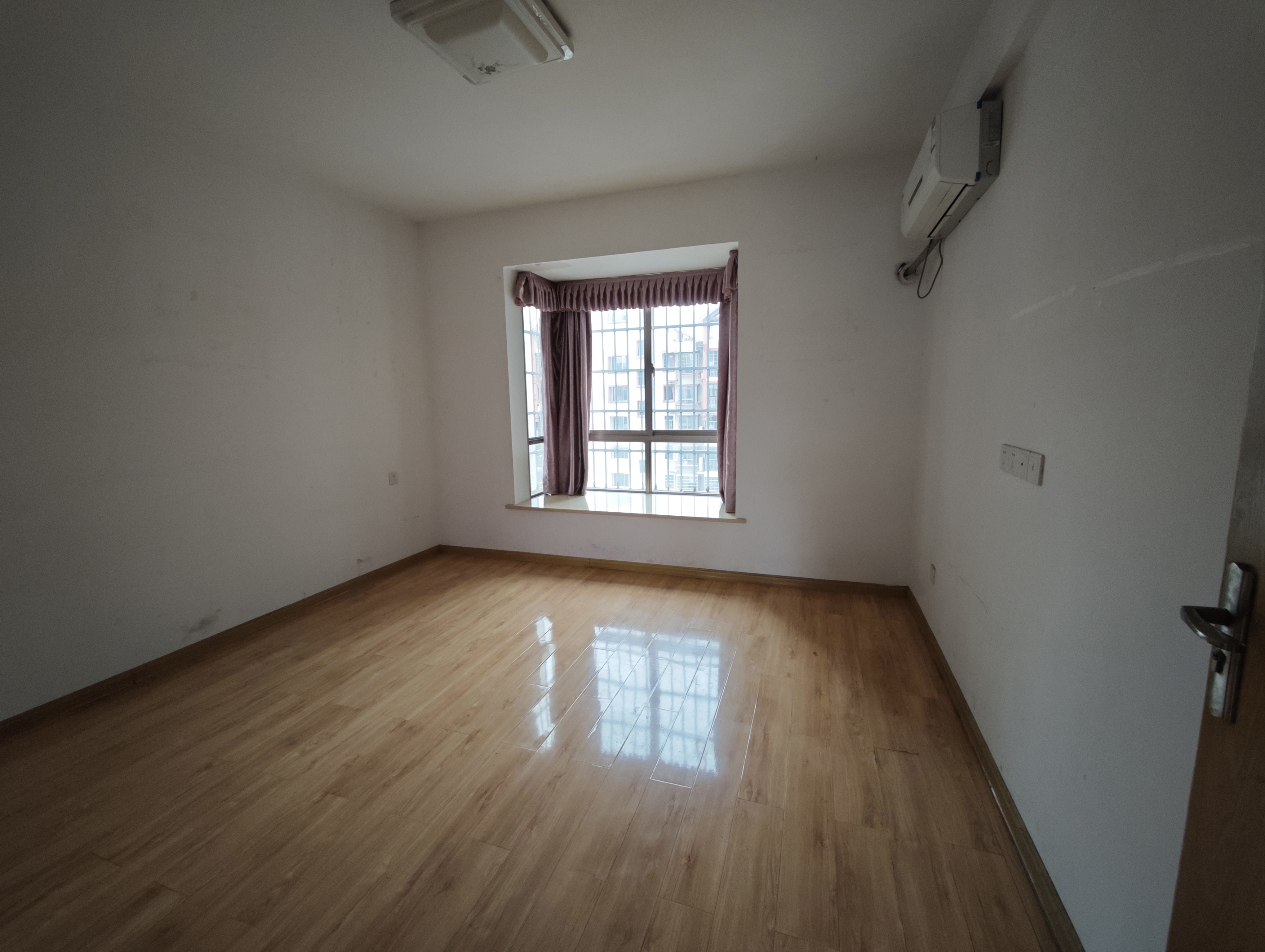 维港十字街 3室2厅2卫 78.0万 维港十字街 3室2厅2卫 78.0万卧室