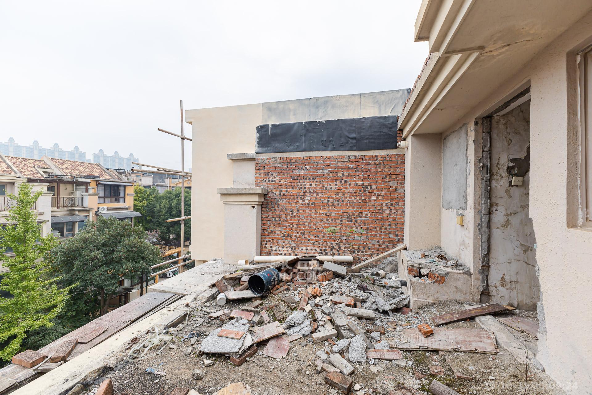 盈峰翠邸 4室3厅1卫 168.0万 盈峰翠邸 4室3厅1卫 168.0万阳台