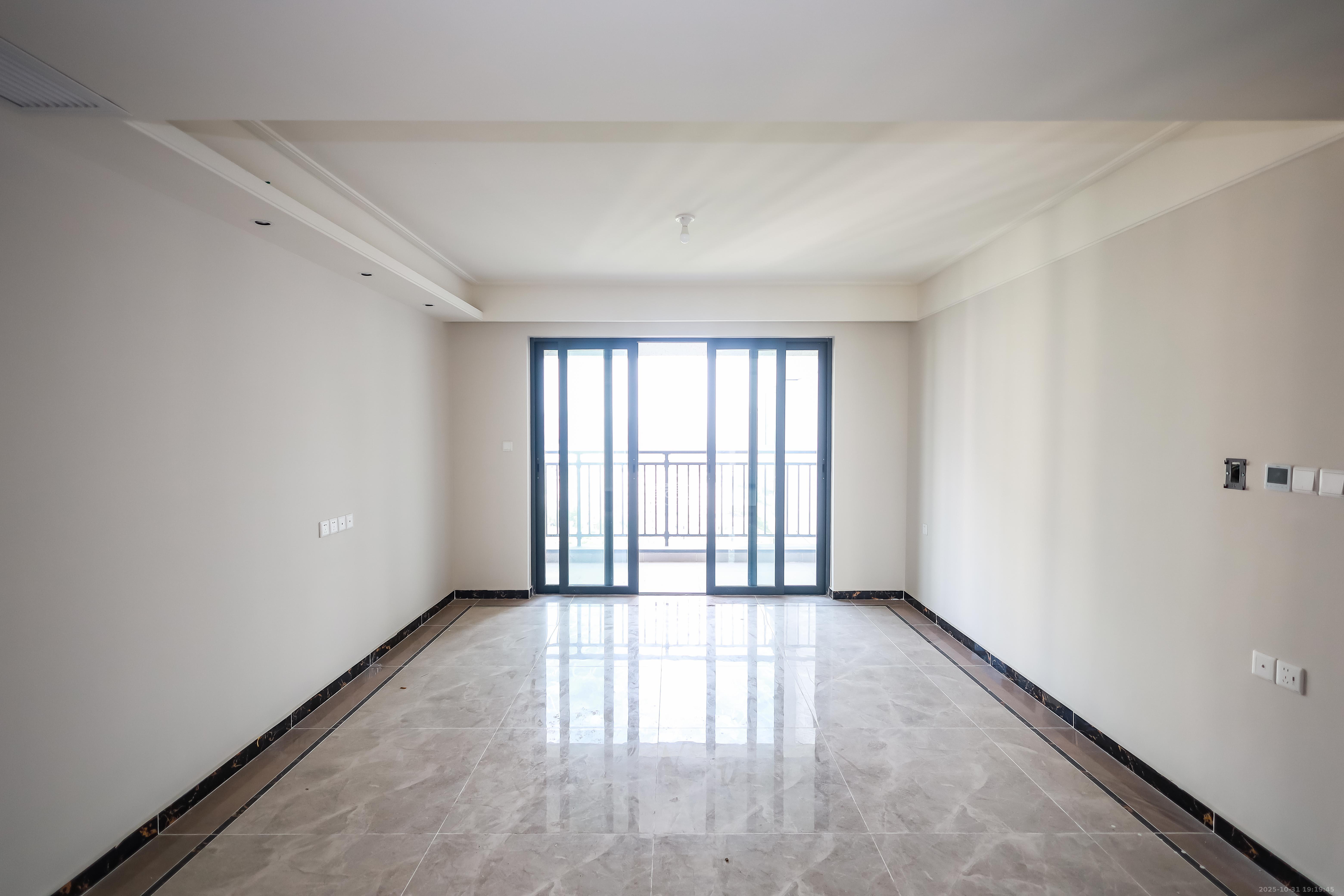 保利恒伟时光印象 4室2厅2卫 155.0万 保利恒伟时光印象 4室2厅2卫 155.0万客厅