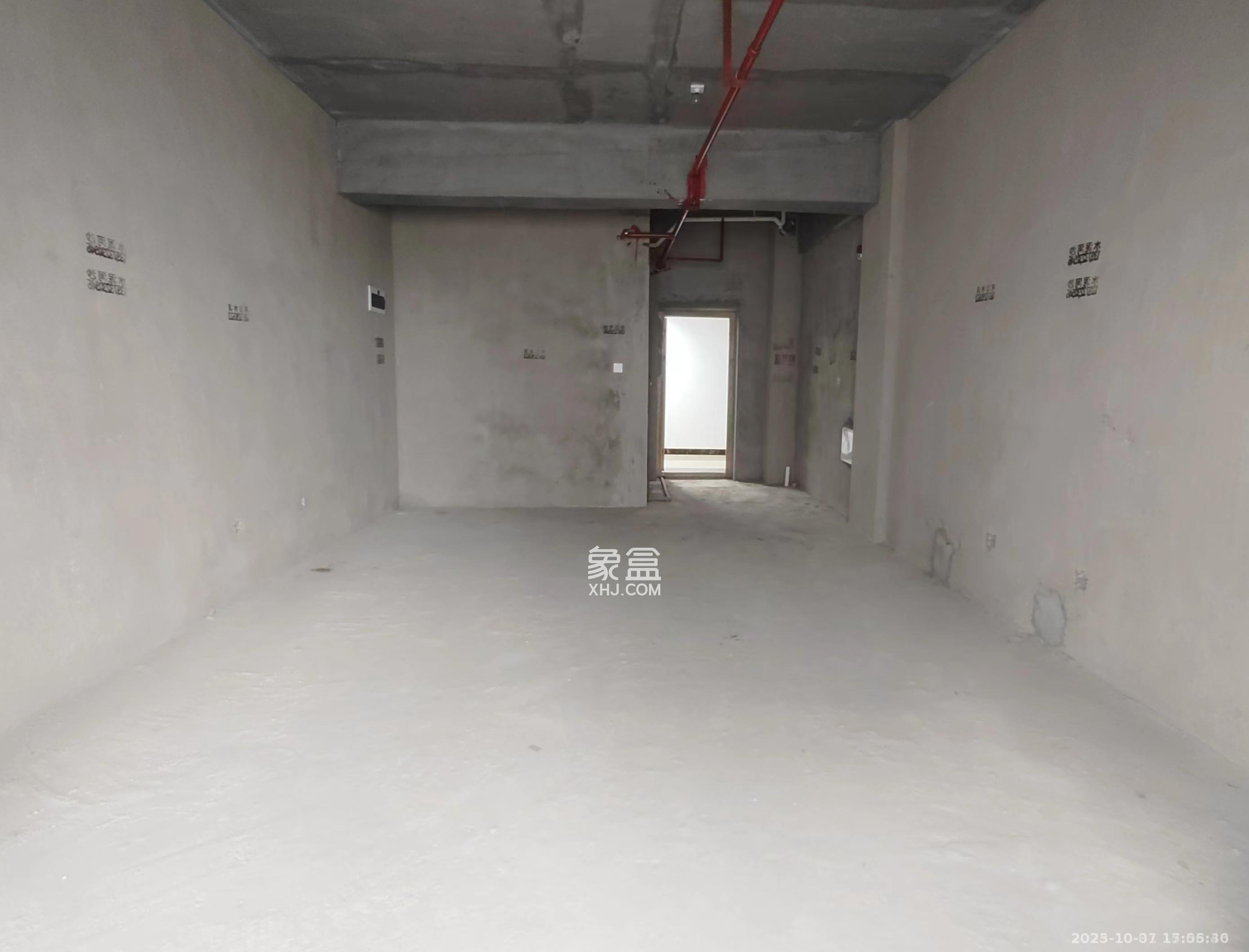 岳塘国际商贸城  1室1厅1卫    26.5万客厅