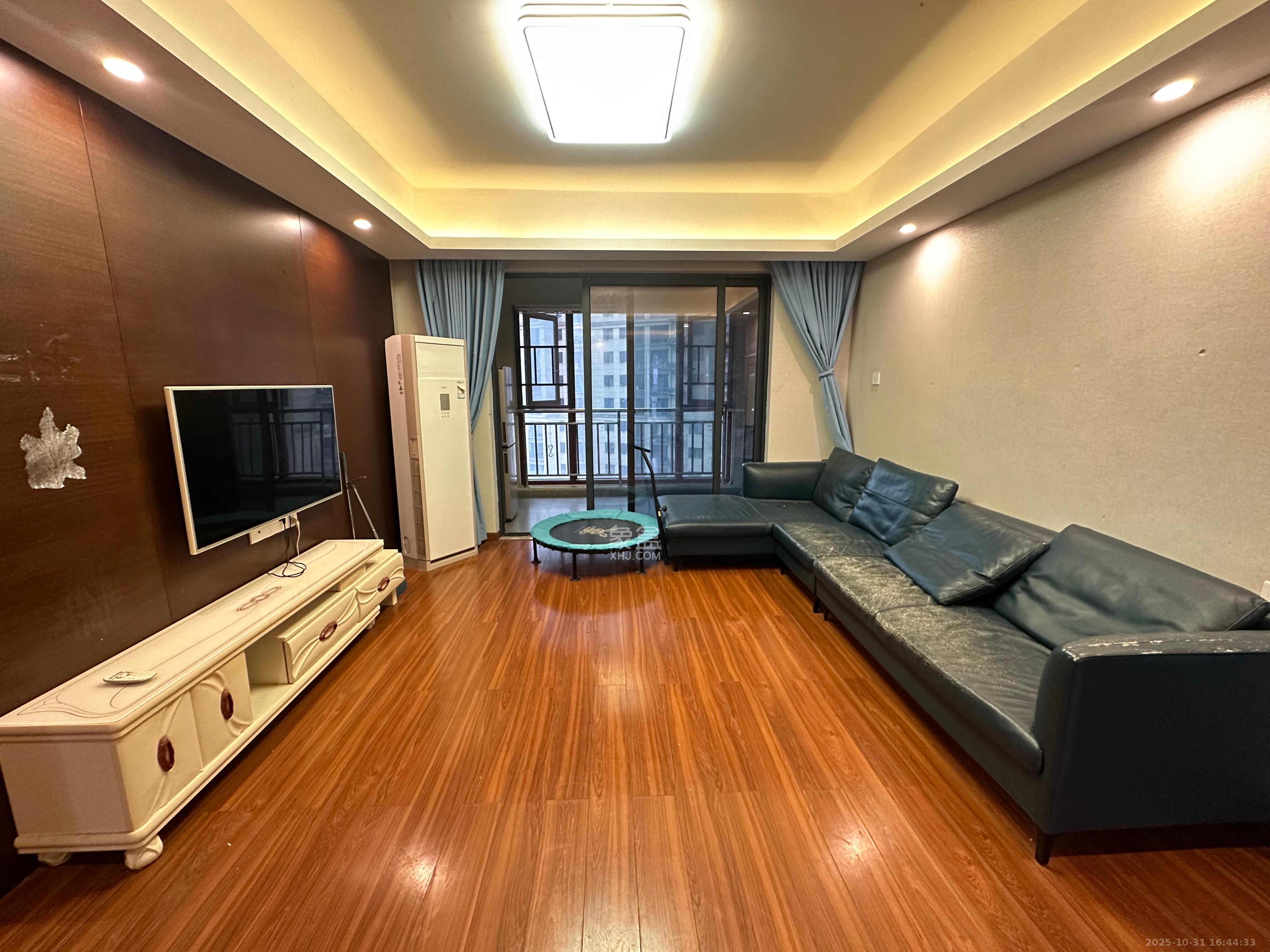 荣泰广场  3室2厅2卫    2500.0元/月室内图1