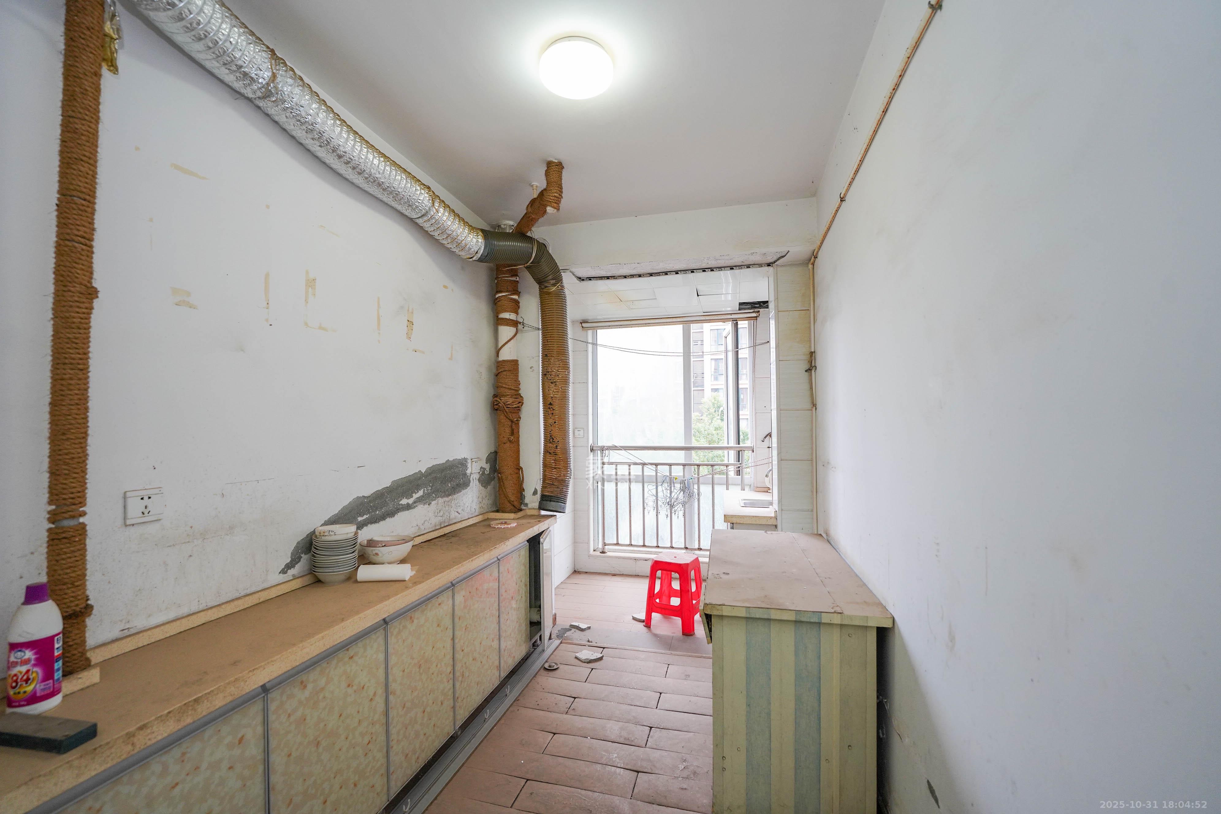 丽发新城  3室2厅2卫    82.8万厨房