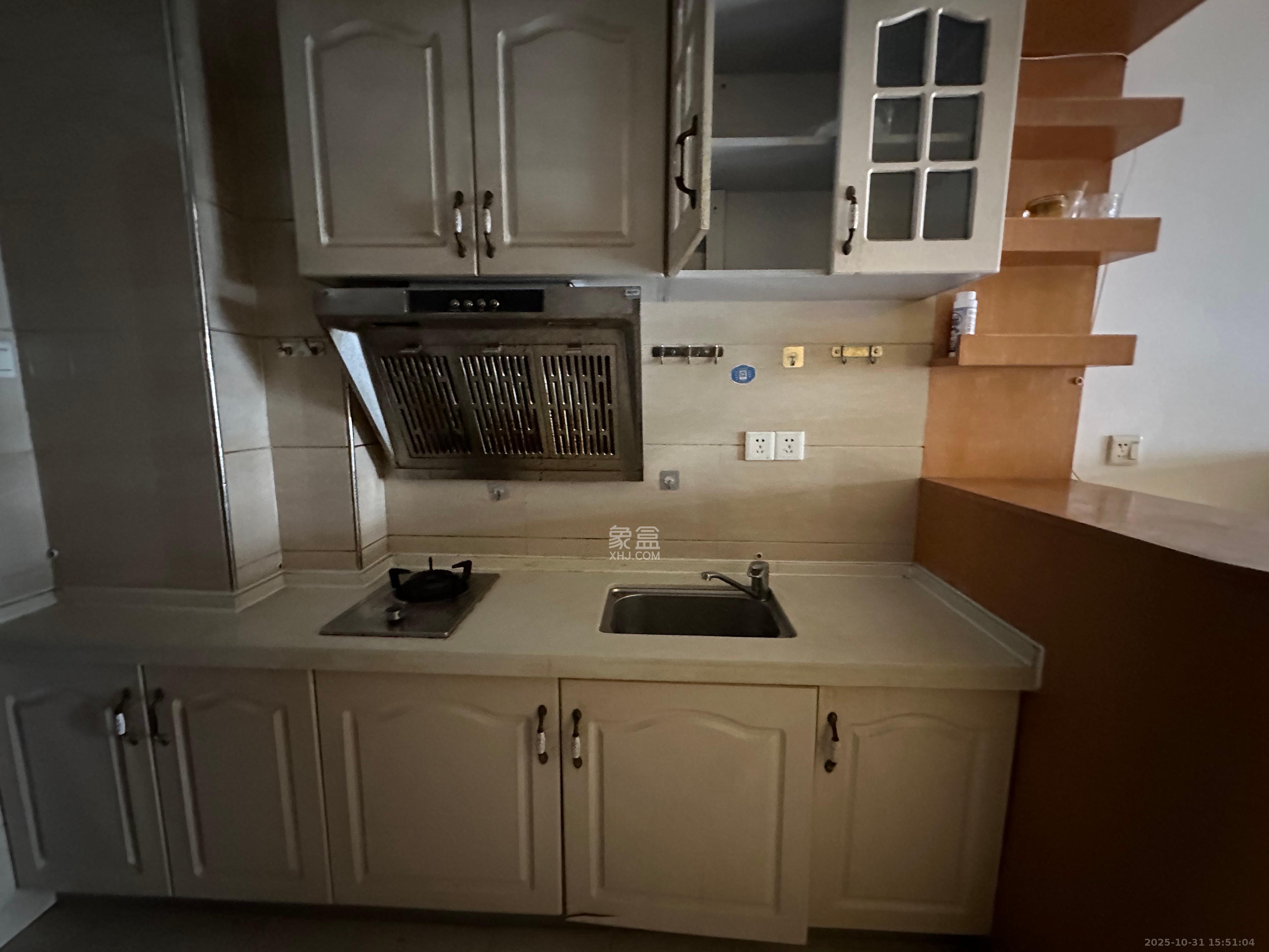 山水华景  1室1厅1卫    1600.0元/月室内图