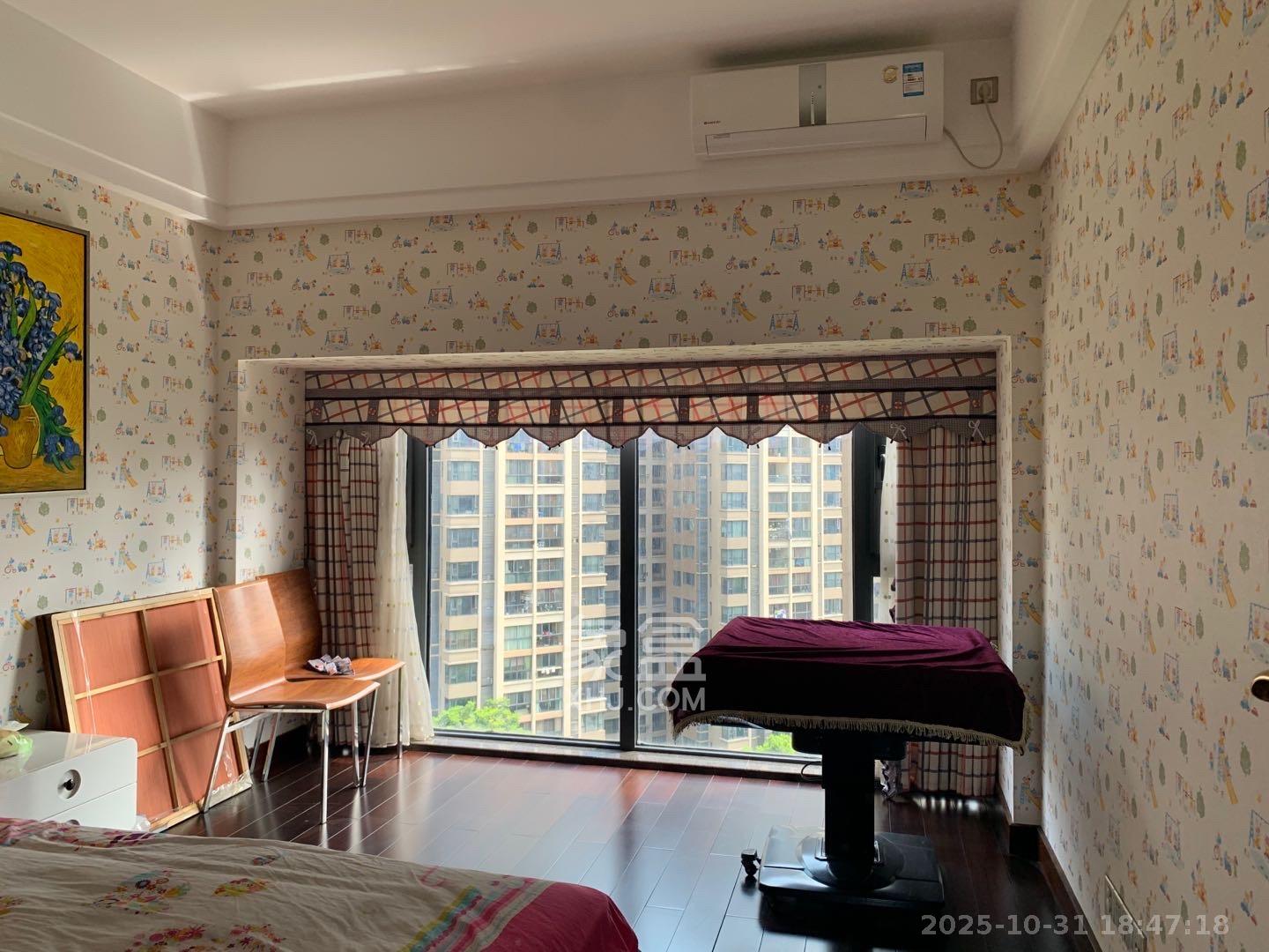 藏珑湖上国际花园  4室2厅2卫    7500.0元/月 藏珑湖上国际花园  4室2厅2卫    7500.0元/月室内图