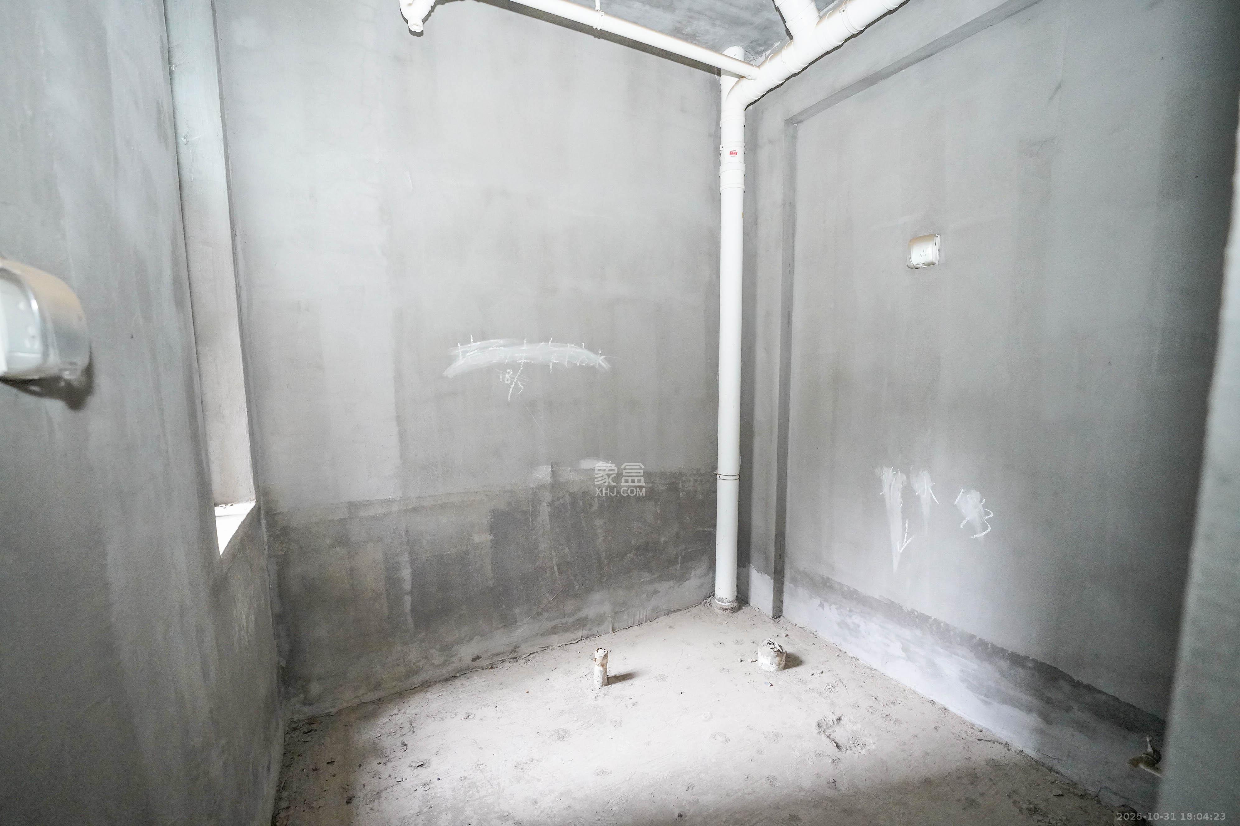 格兰小镇  4室2厅2卫    145.0万卫生间