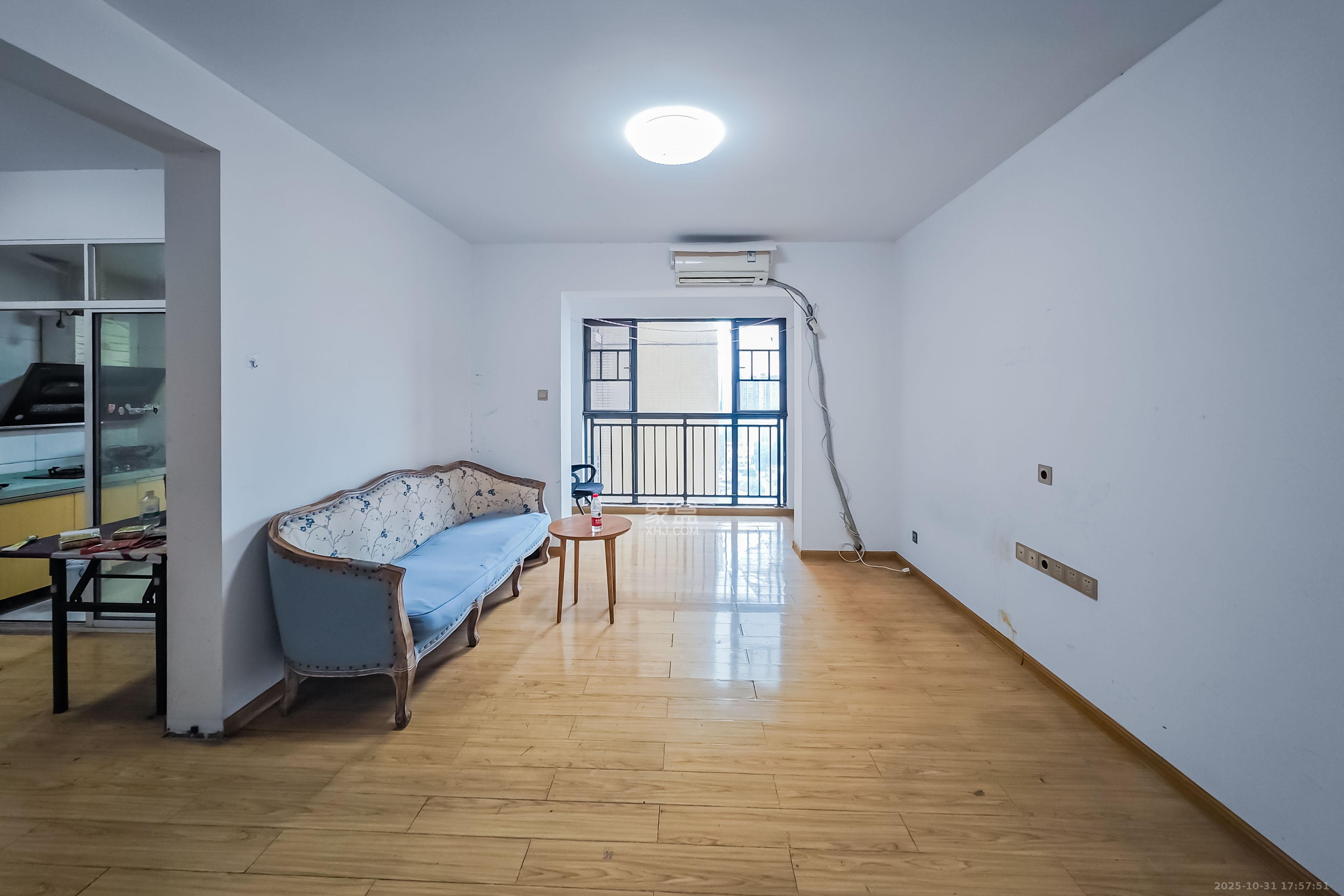 兴旺双铁城  2室2厅1卫    90.0万客厅