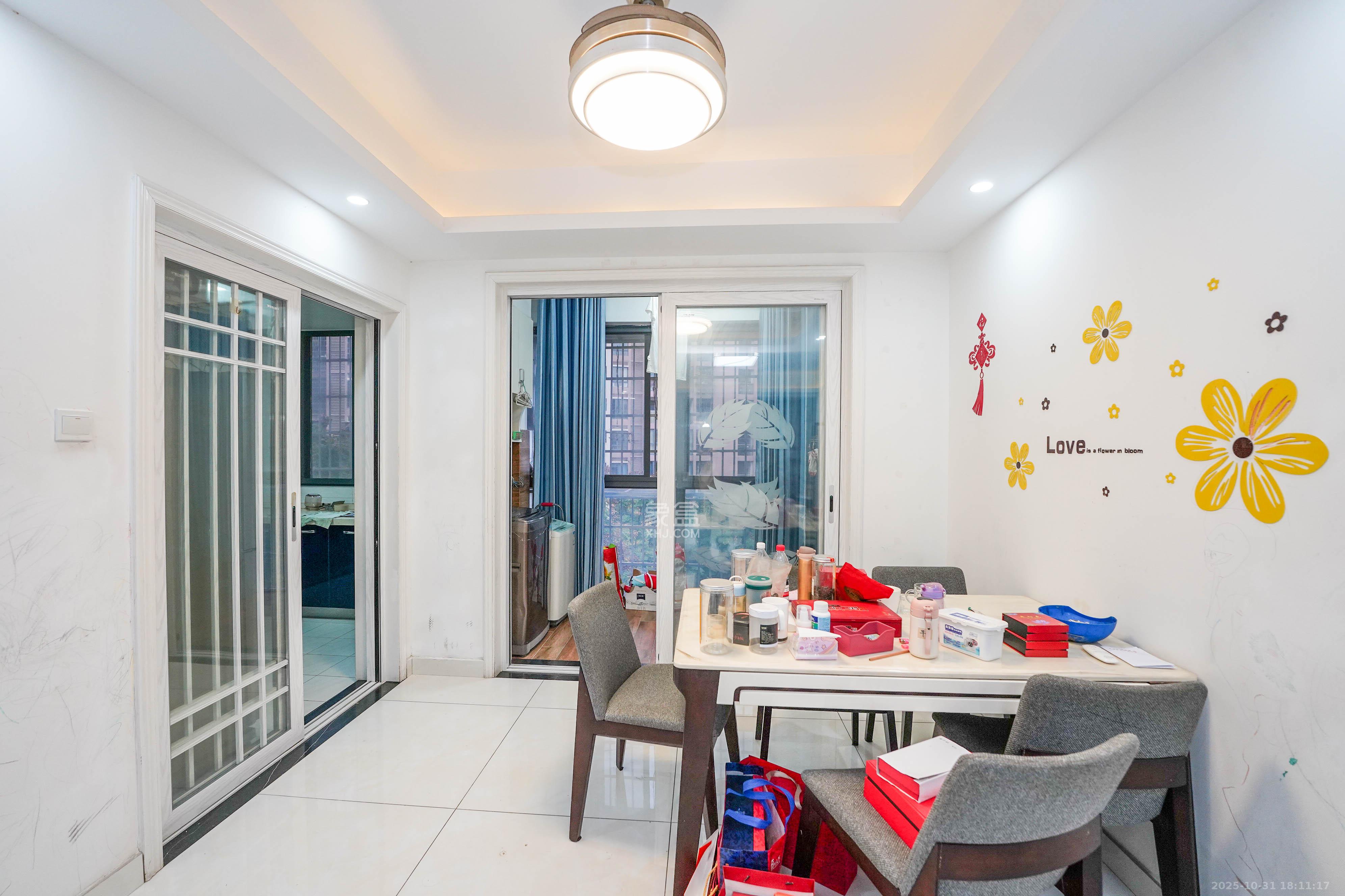 黑金时代广场  4室2厅2卫    98.0万客厅