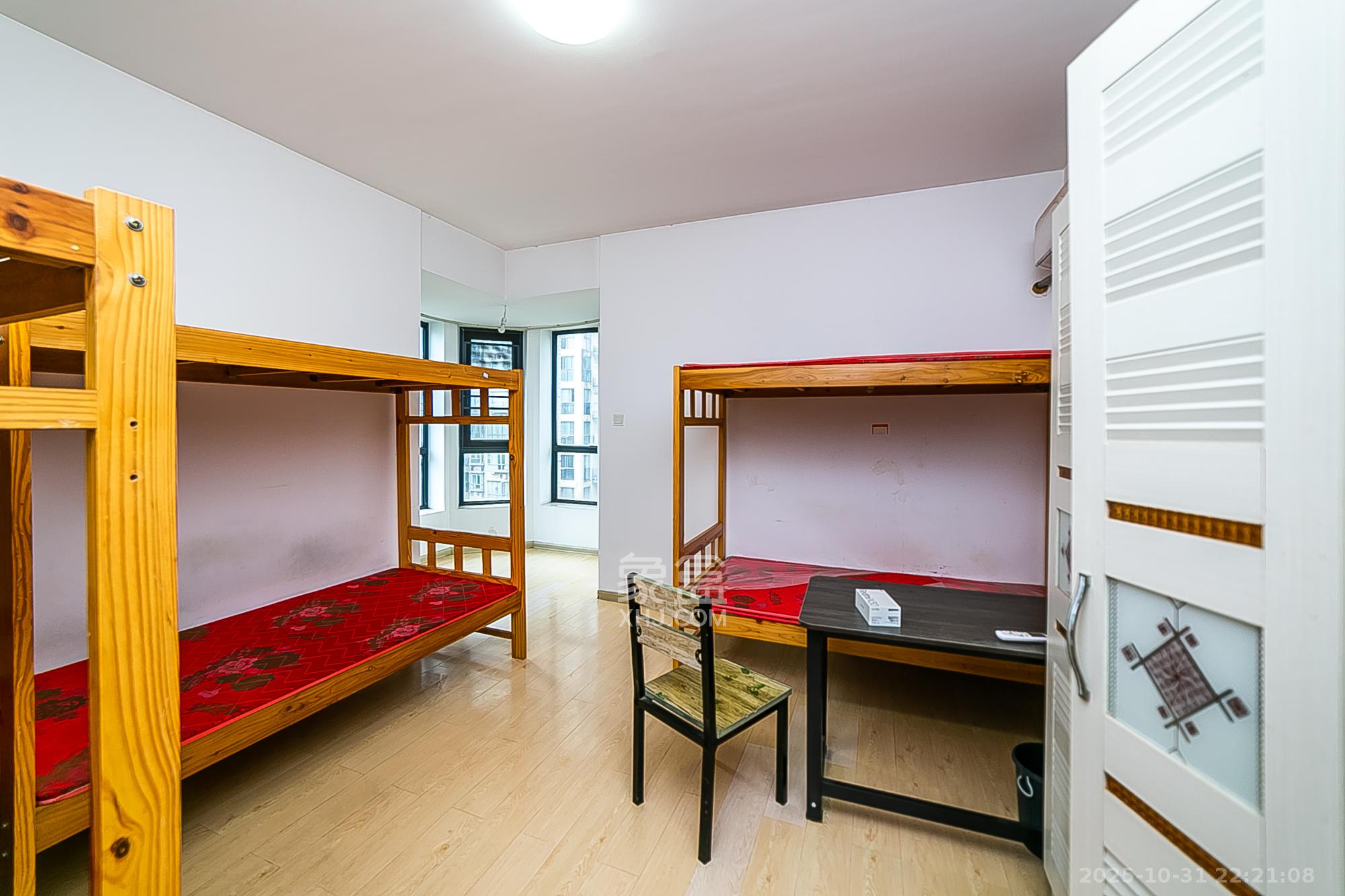 金域南外滩（望江佳园）  1室2厅3卫    266.0万卧室