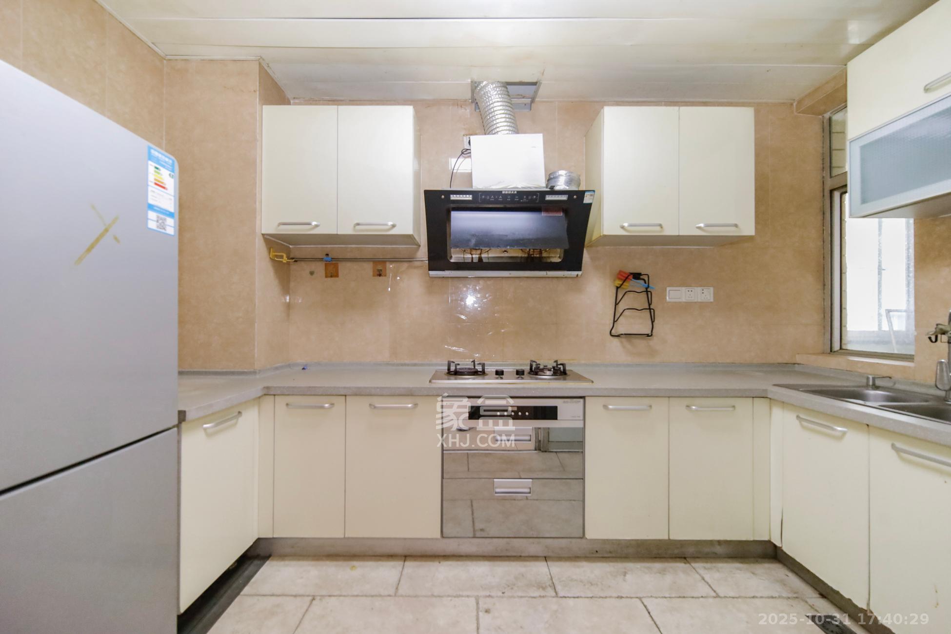 路桥大厦  4室2厅2卫    125.0万厨房