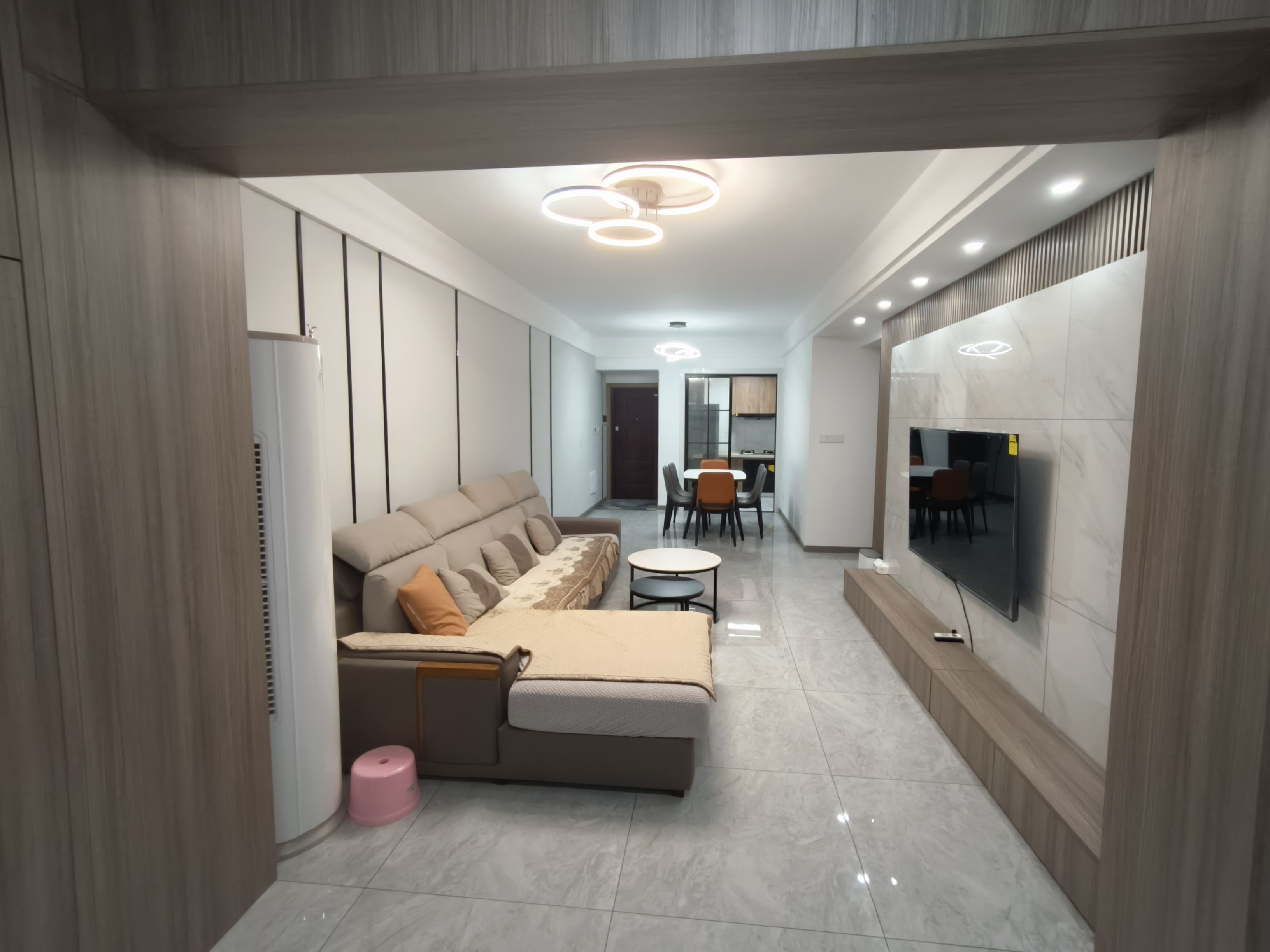 珠江愉景南苑（一、二、三、四期）  3室2厅2卫    2400.0元/月