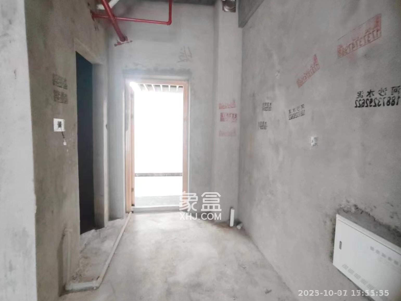 岳塘国际商贸城  1室1厅1卫    26.8万客厅