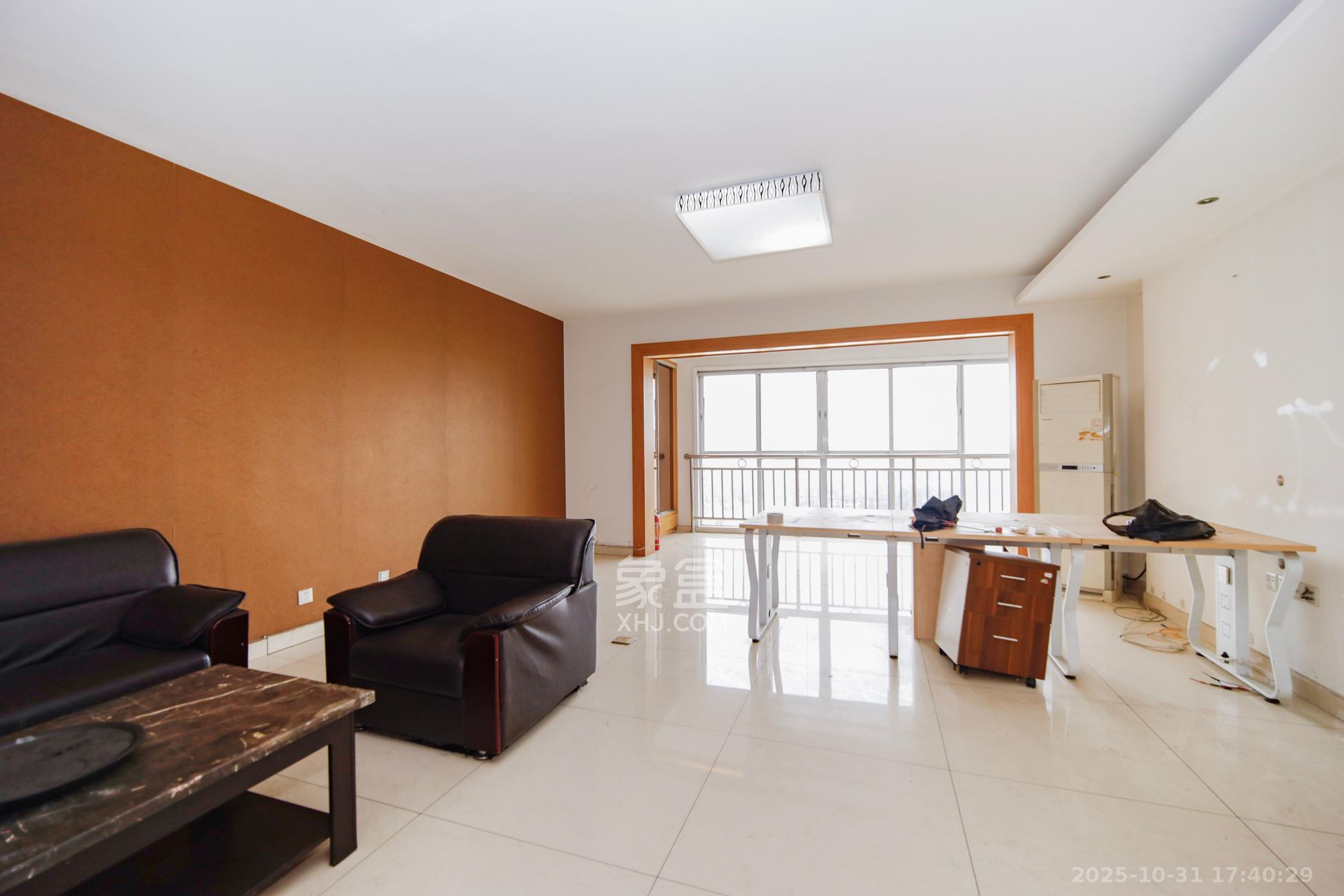 路桥大厦  4室2厅2卫    125.0万客厅